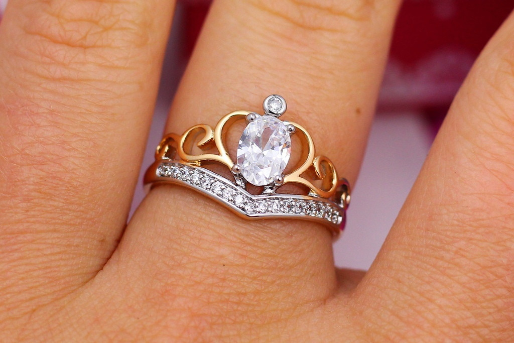 

Кольцо Xuping Jewelry корона с овальным фианитом р 16 золотистое с родием