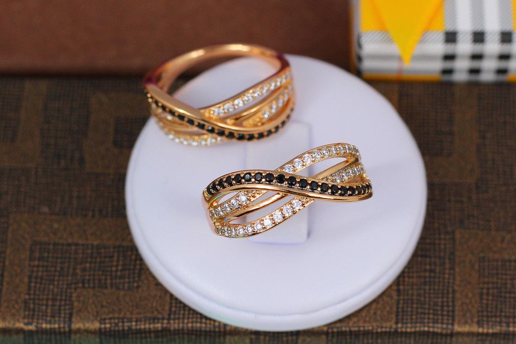 

Кольцо Xuping Jewelry бесконечность с белыми и черными камнями р 18 золотистое