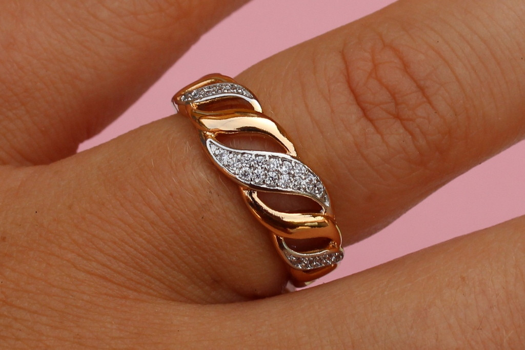 

Кольцо Xuping Jewelry с родием резная коса с лентой из камней р 18 золотистое