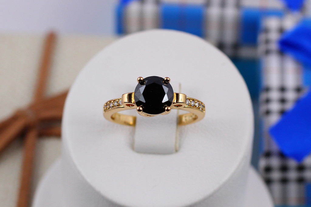

Кольцо Xuping Jewelry с черным камнем 8 мм и мелкими фианитами по бокам р 19 золотистое