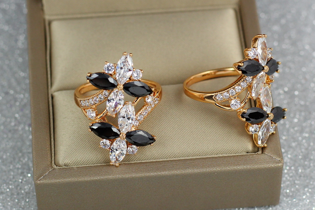 

Кольцо Xuping Jewelry перстень два четырехлистника с черными и белыми камнями р 17 золотистое