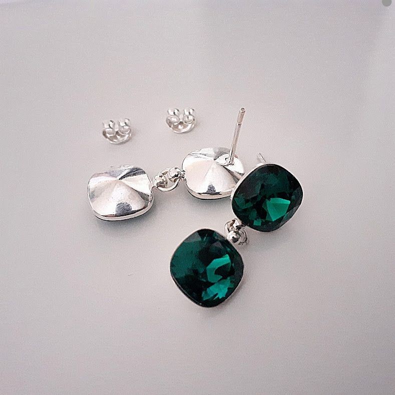 

Серьги-гвоздики Hand Made с подвесками Сваровски зеленого цвета