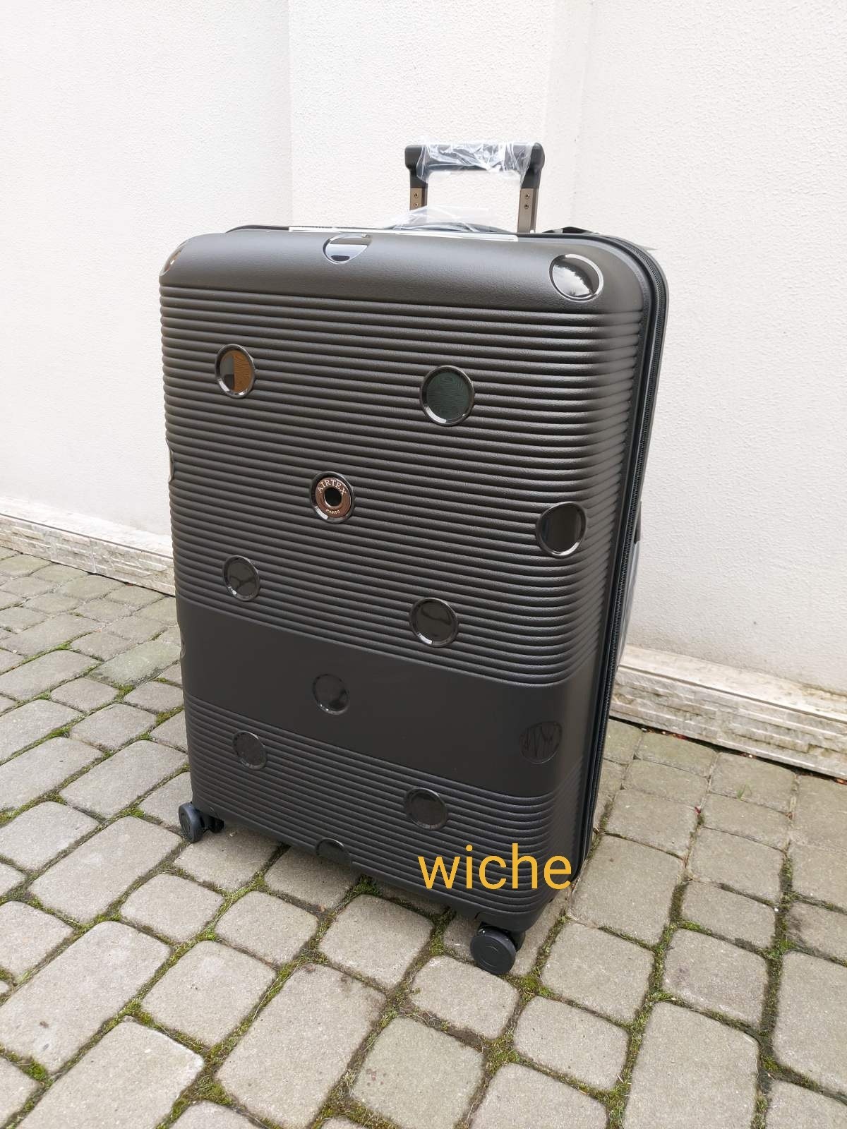 

Чемодан AIRTEX 246 М 24" поліпропілен чорний