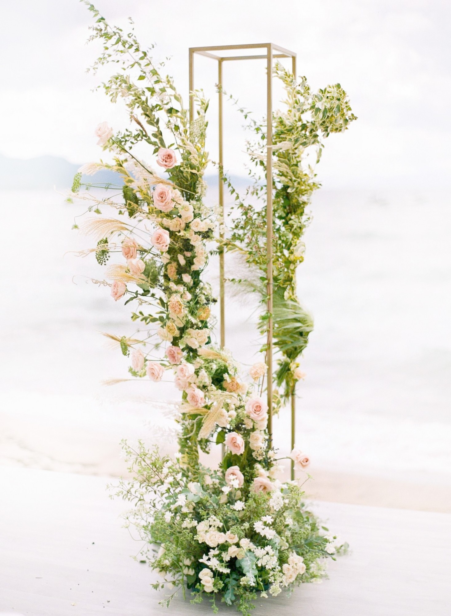 

Подставка под цветы металлические золотая 170х20х20