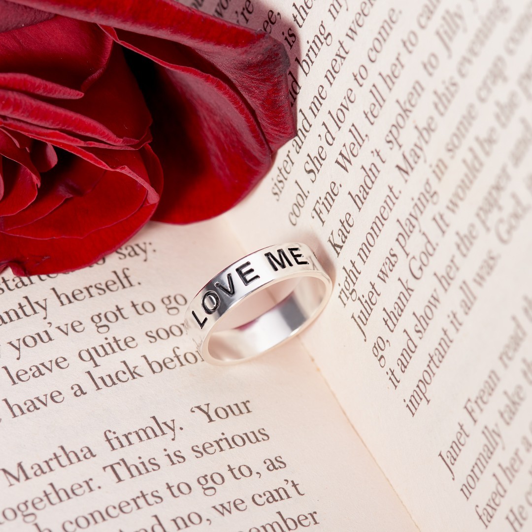 

Серебряное кольцо Lavli c гравировкой "love me", 16 р.