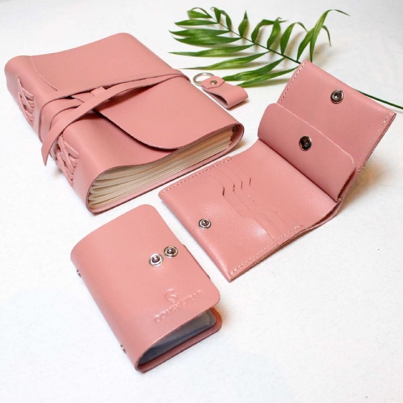 

Подарочный набор кожаных изделий Розовый: блокнот, кошелек, визитница, брелок