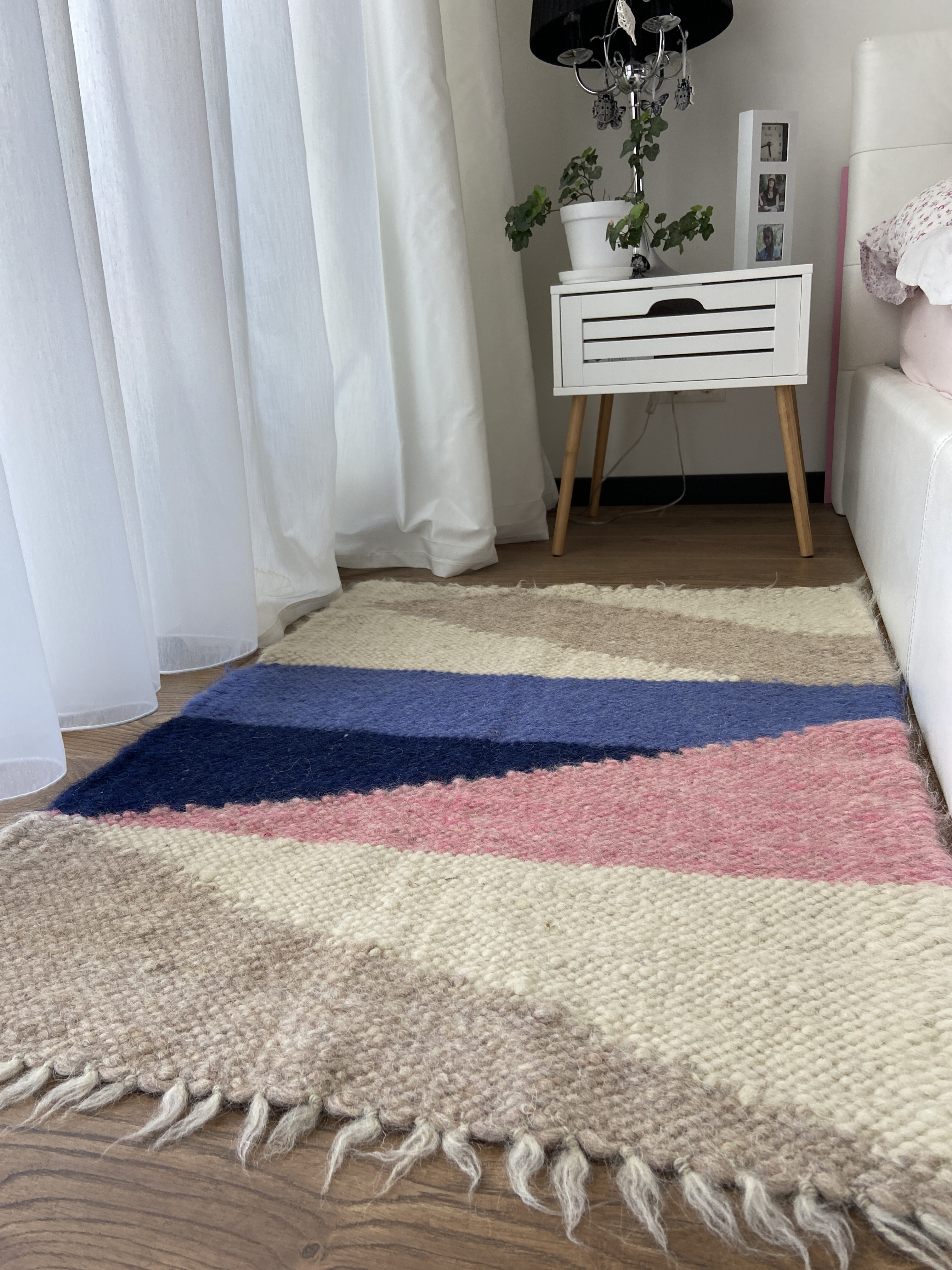 

Ковер шерстяной ручной работы Fully Wooly Цветные горы 150х150 см розовый бежевый синий