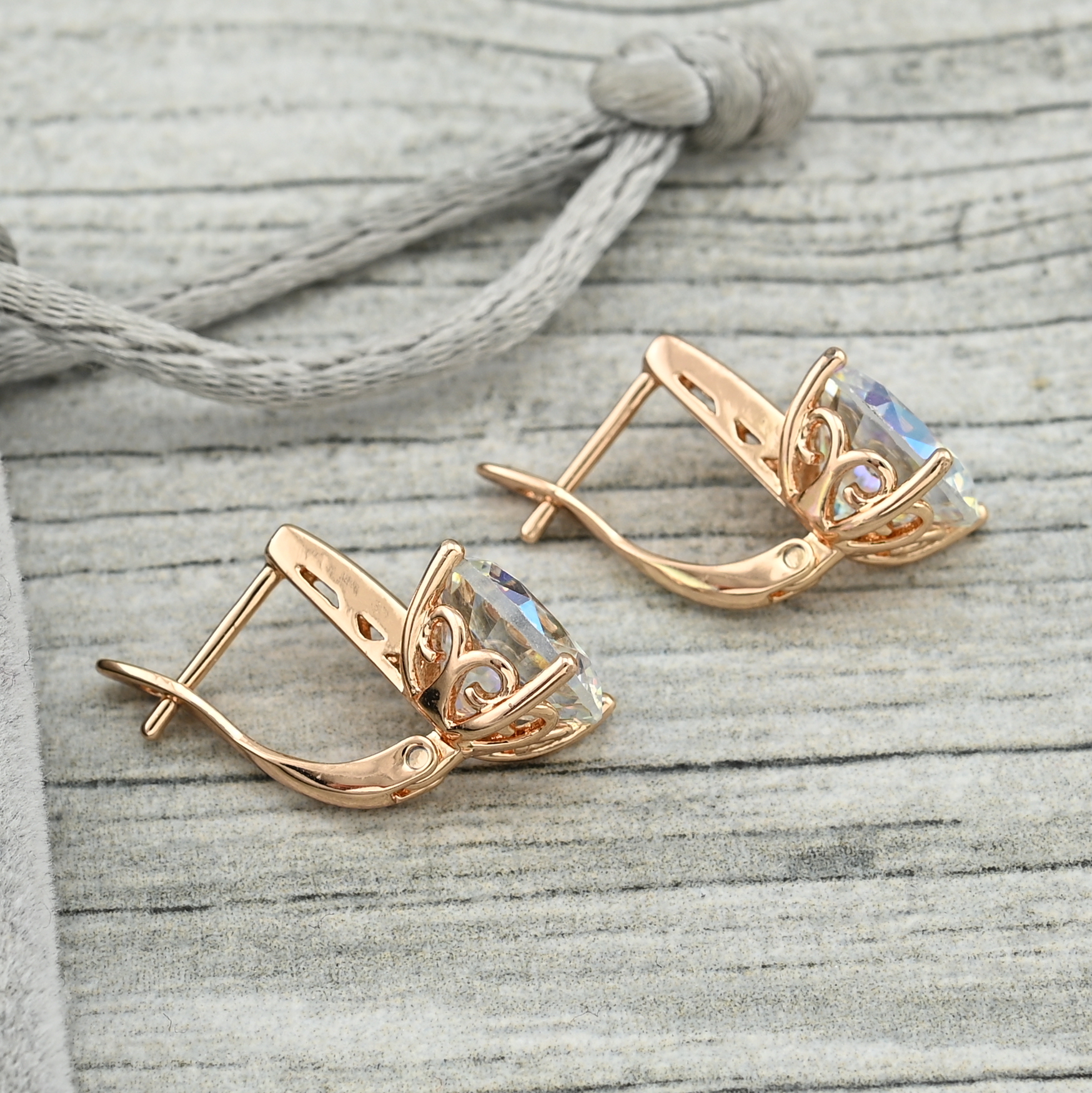 

Серьги Сокровище Амазонки размер 17х10 мм хамелеон фианиты вес 5.1 г позолота 18К