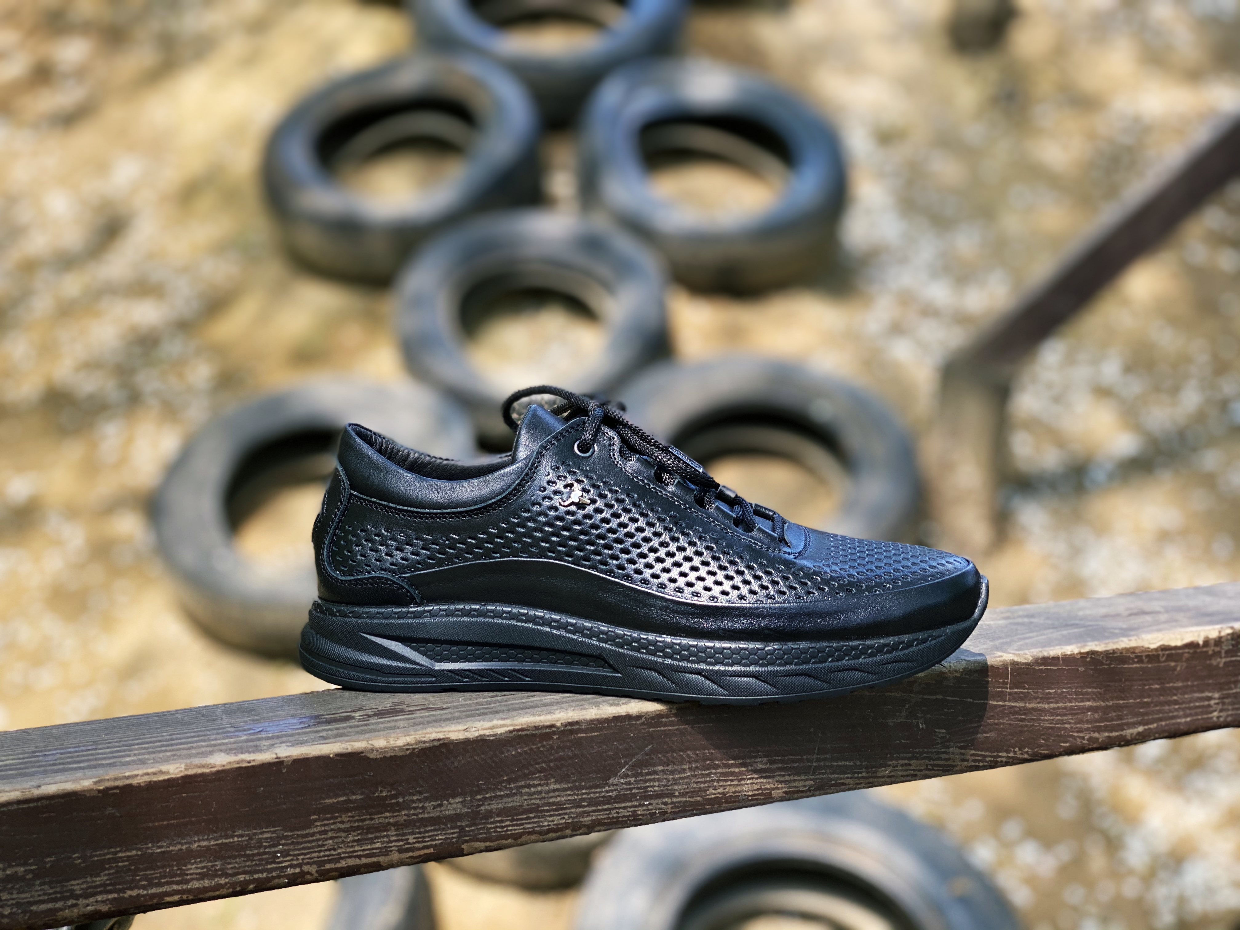 

Мужские кроссовки Move and Go L18 Black Perf 45 чёрные, натуральная кожа