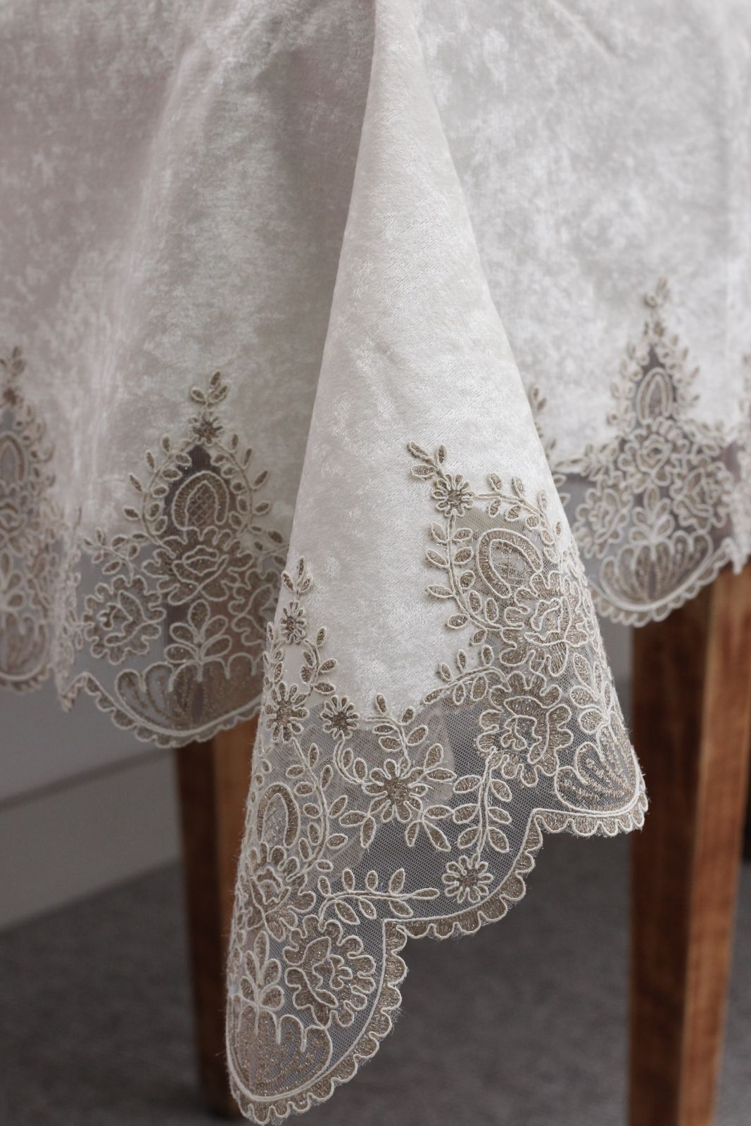 

Скатерть MAGIK COLLECTION кофейный 160_300_FRANCC