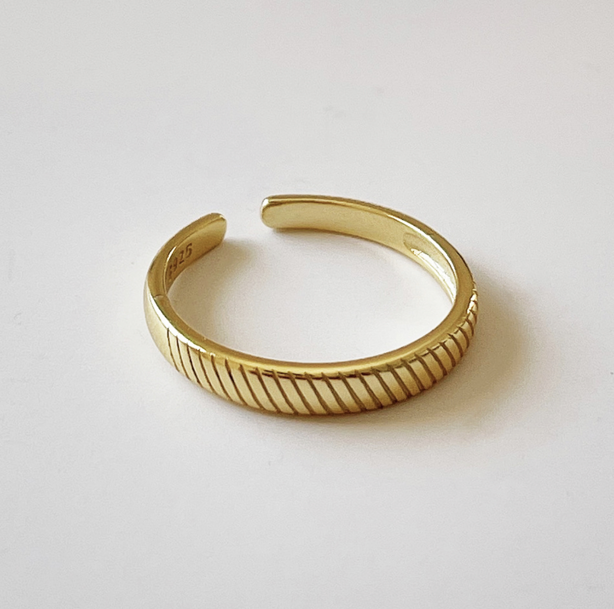 

Серебряное женское кольцо Rich S 925 пробы покрытое золотом Au 585, простое, Celi R-1-17