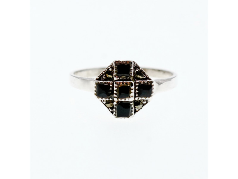

Серебряное кольцо с ониксом и марказитом Натуральный Sky Jewelry 003608