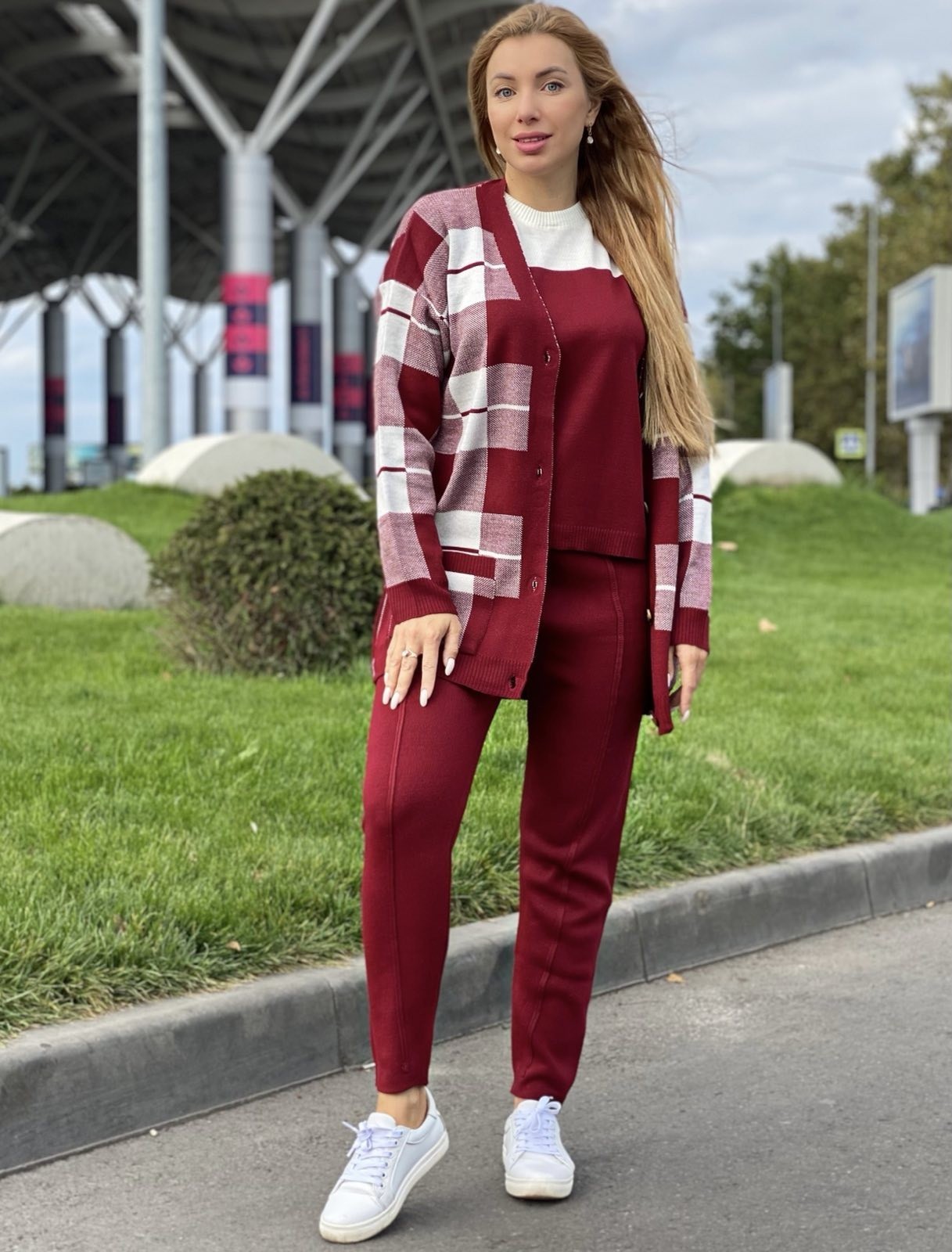 

Женский вязаный повседневный костюм тройка с клетчатым принтом цвет марсала, Женский вязаный повседневный костюм тройка с клетчатым принтом цвет марсала 42-46