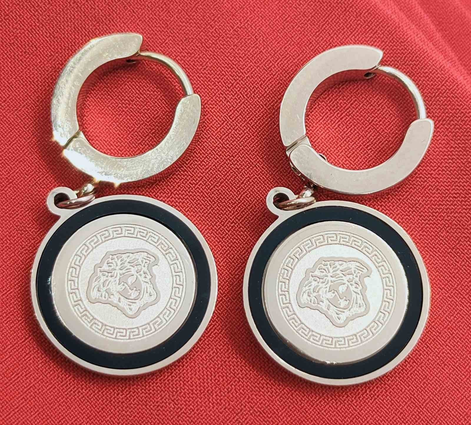 

Серьги Stainless Steel Versace высота 35 мм ширина 15 мм золотистого цвета 120031