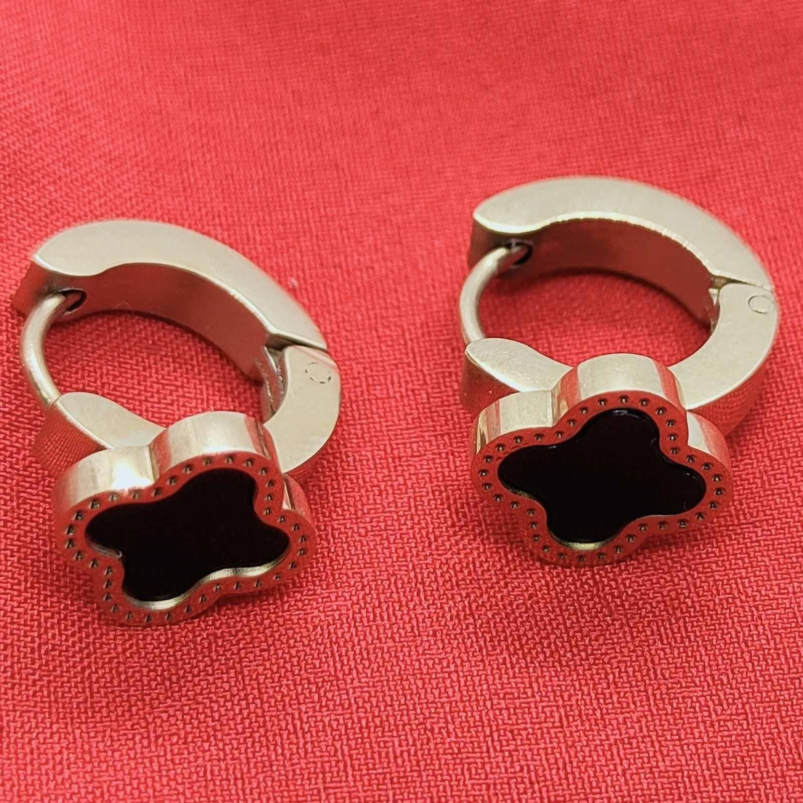 

Серьги Stainless Steel Чёрный клевер высота 12 мм ширина 9 мм золотистого цвета 120019
