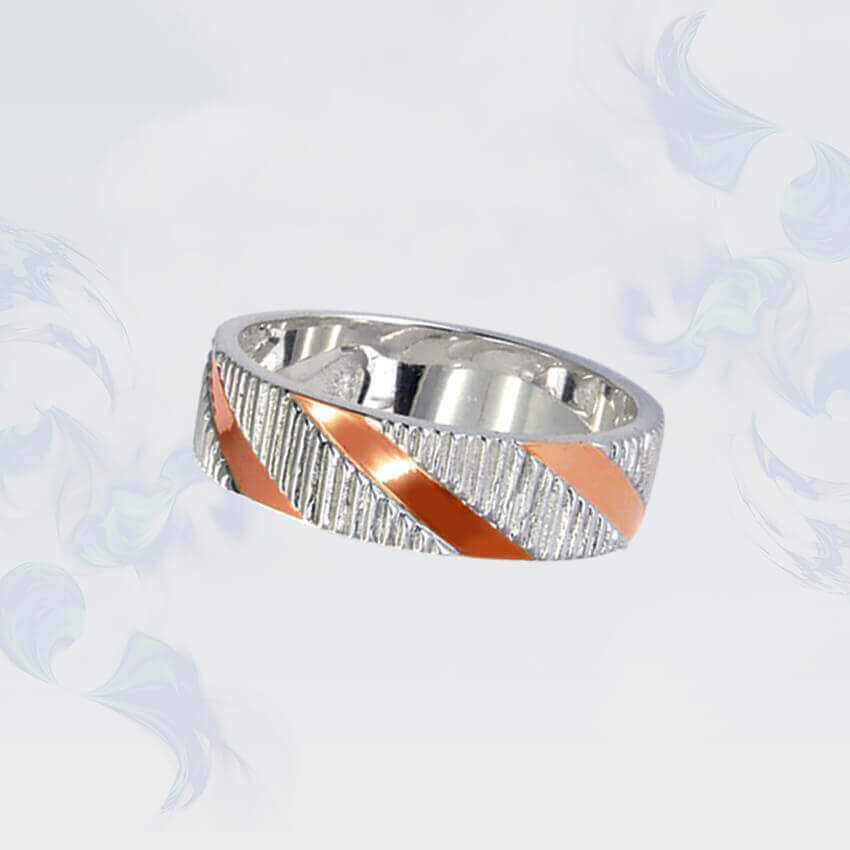 

Кольцо из серебра с золотыми вставками SilverUA модель 121 (размер 18)