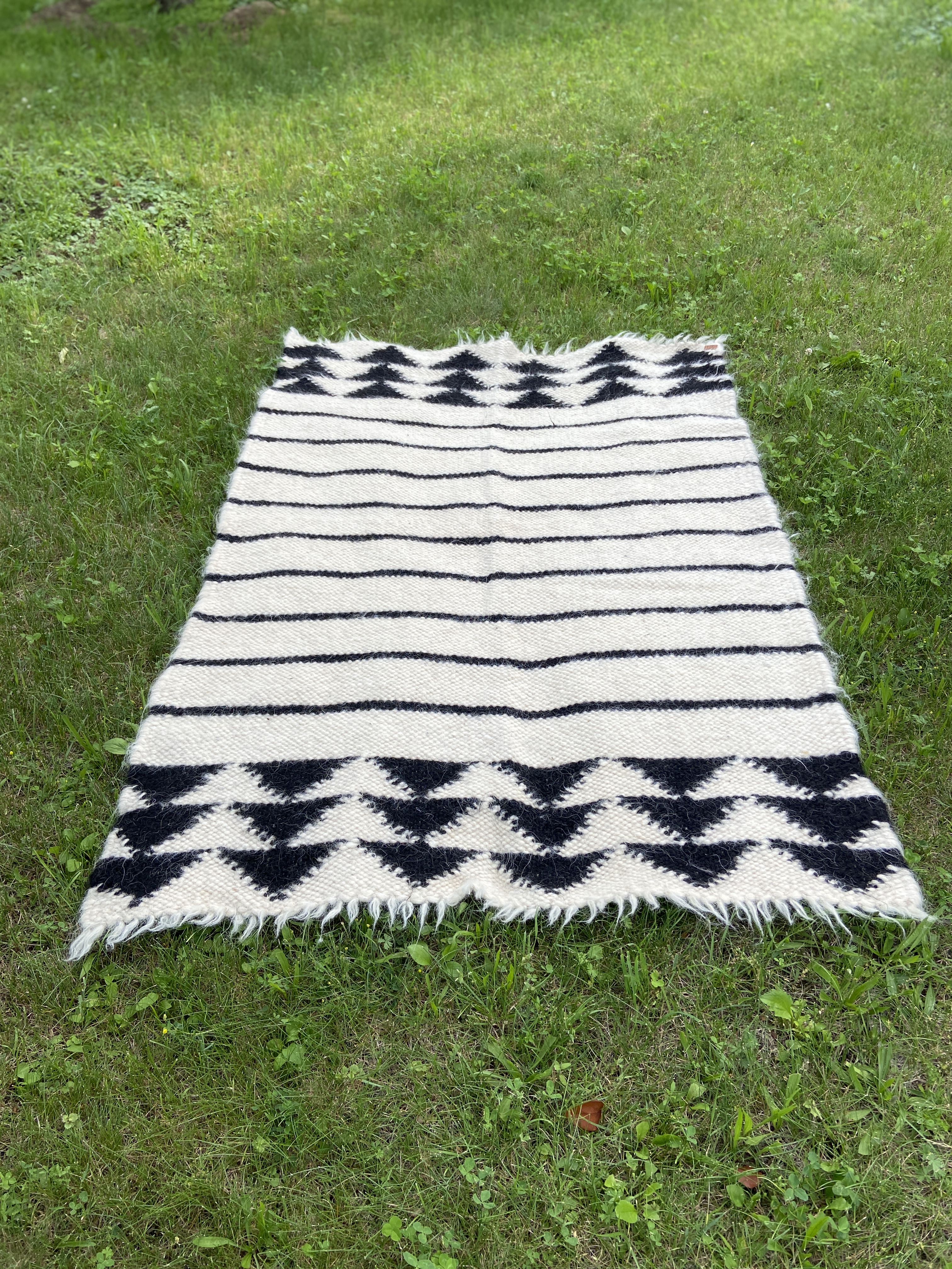 

Ковер шерстяной ручной работы Fully Wooly Полесье 180х220 см бежевый с черным узором