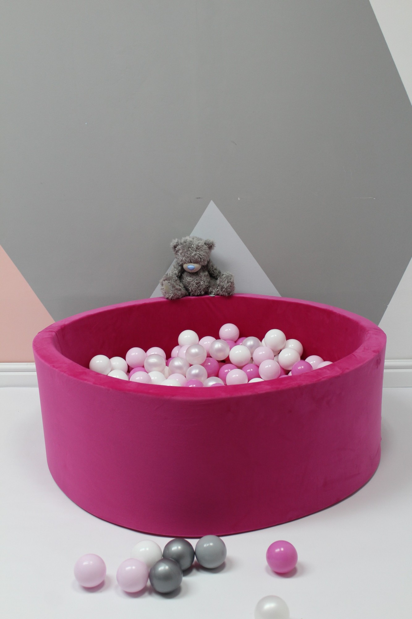 

Велюровый малиновый сухой бассейн Maikinbaby 110 см и 250 шт шаров (арт.М110-188)