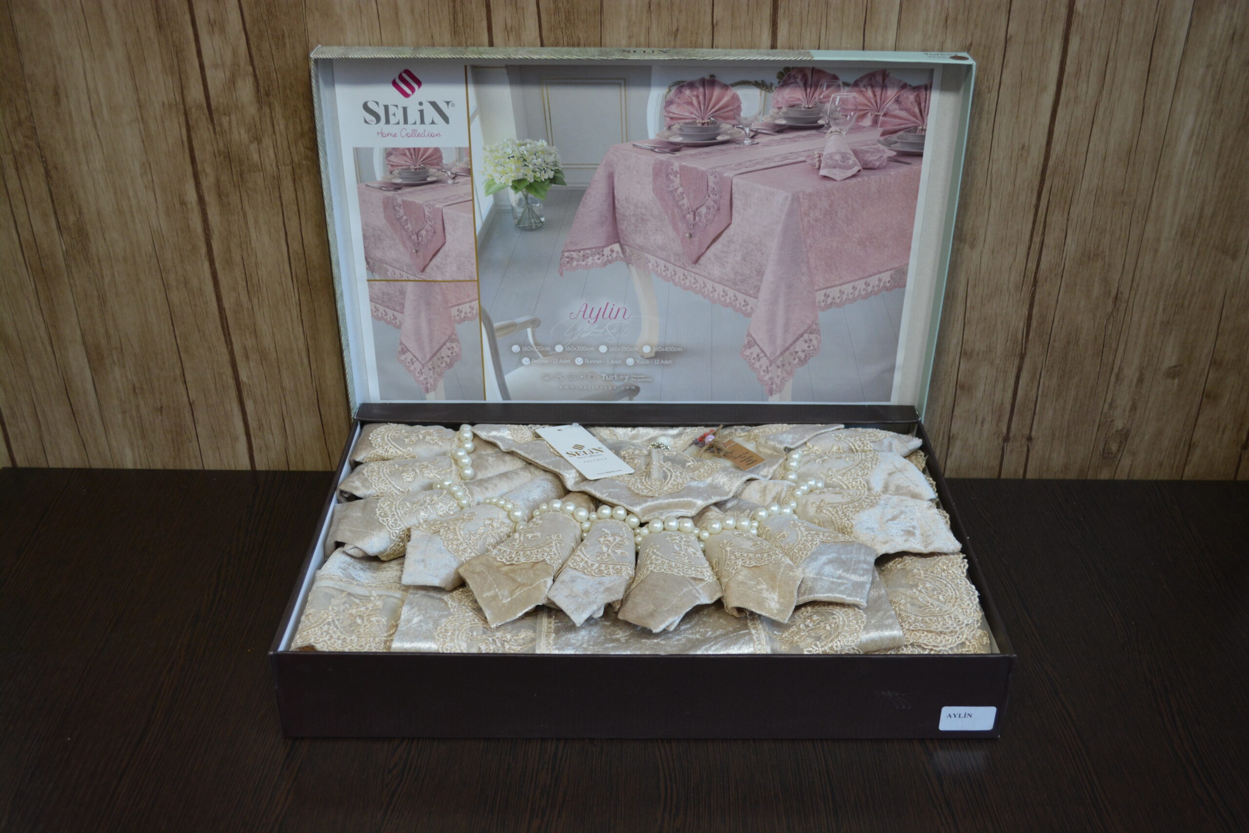 

Велюрова скатертина з ранером Selin Aylin Set 160x220+12 серветок - Бежевий (33064-0)