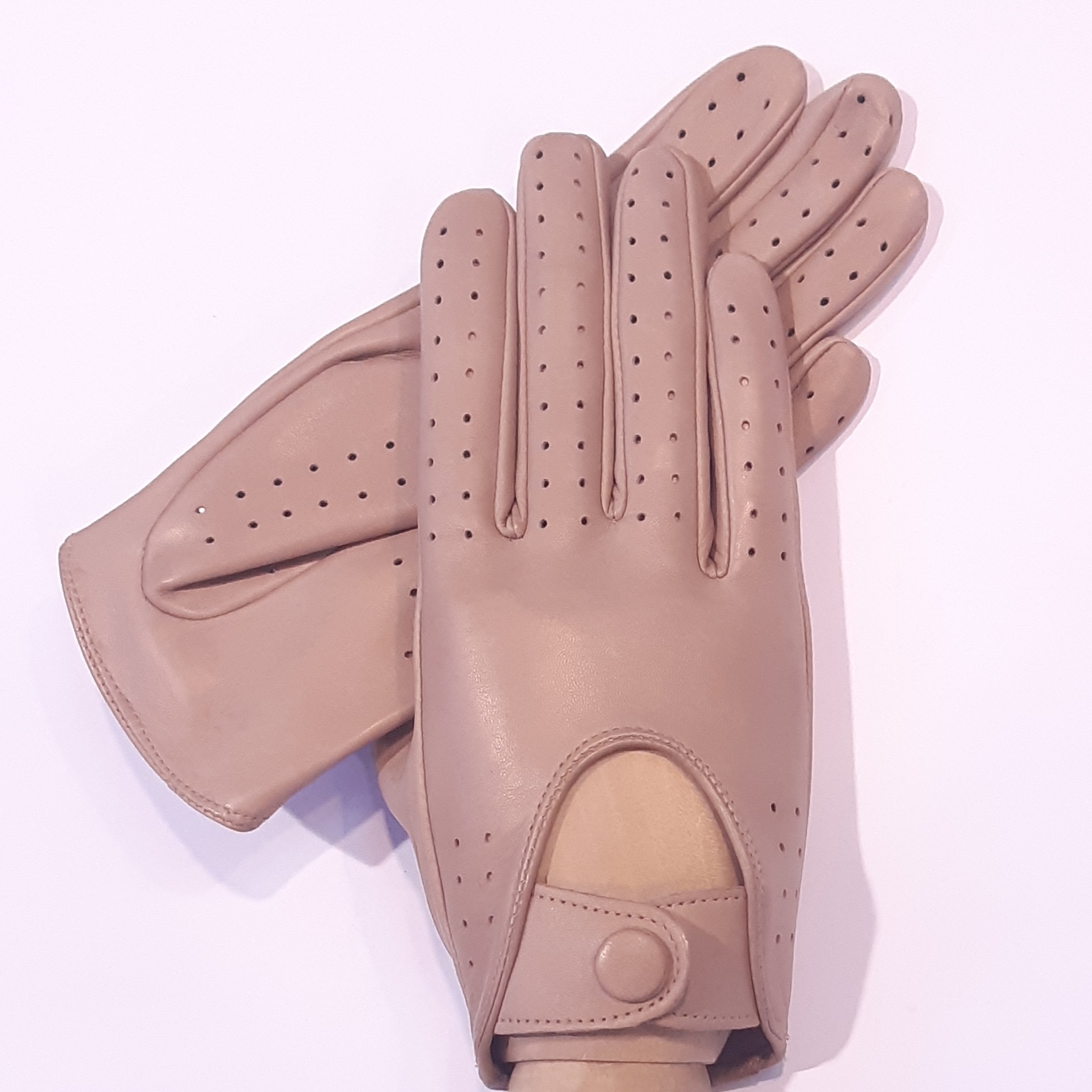 

Женские кожаные автомобильные перчатки GlovesUA мод.275 р.8,5 экрю (шов внутрь, без отв, кнопка обтянута)