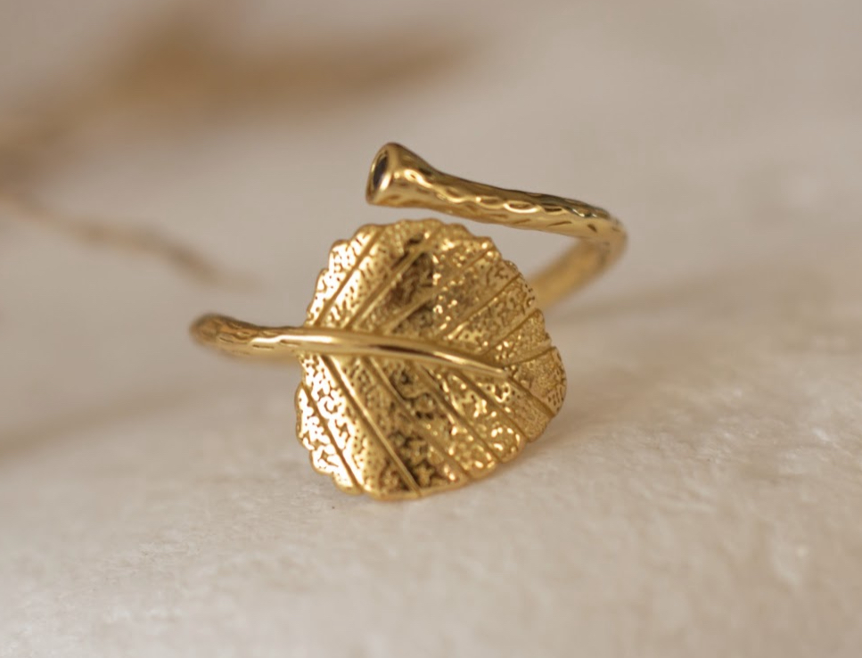 

Серебряное женское кольцо Rich S 925 пробы позолоченное желтым золотом Au 585, Лист, 14-20 р, R-1-41
