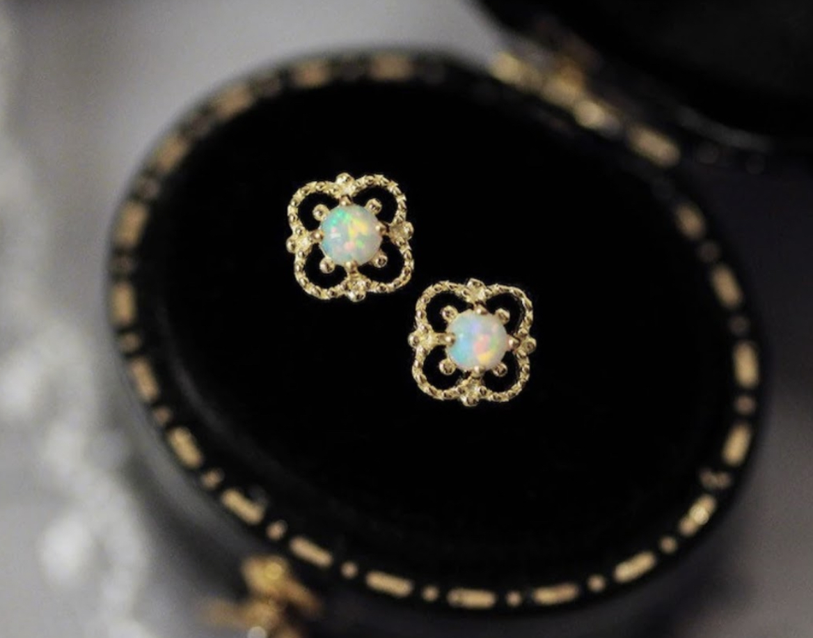 

Серебряные женские серьги Rich S 925 пробы позолоченные желтым золотом Au 585, маленькие кружевные серьги-гвоздики с камнем Опалом E-1-4