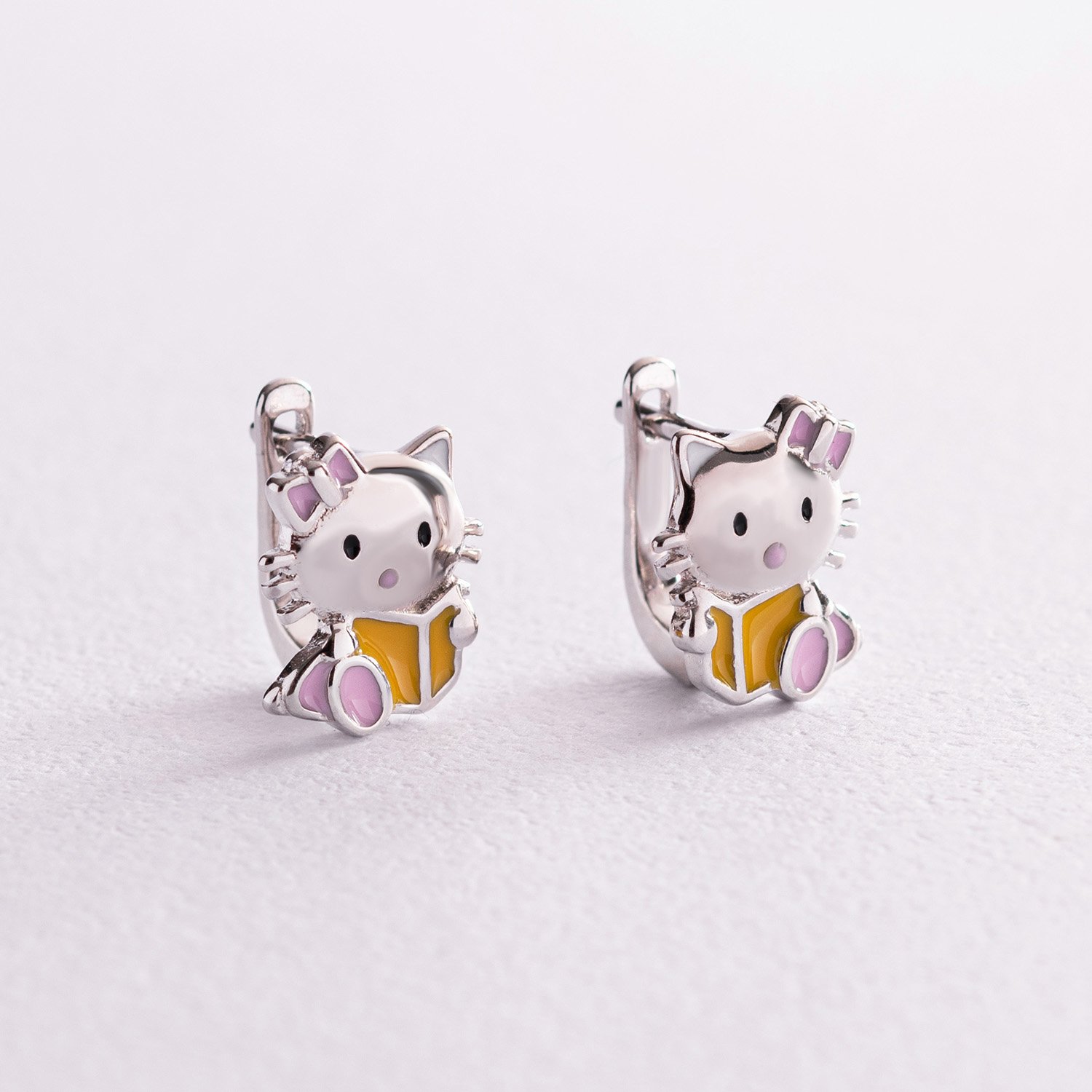 

Детские серебряные серьги "Hello Kitty" (эмаль) 123178 Оникс
