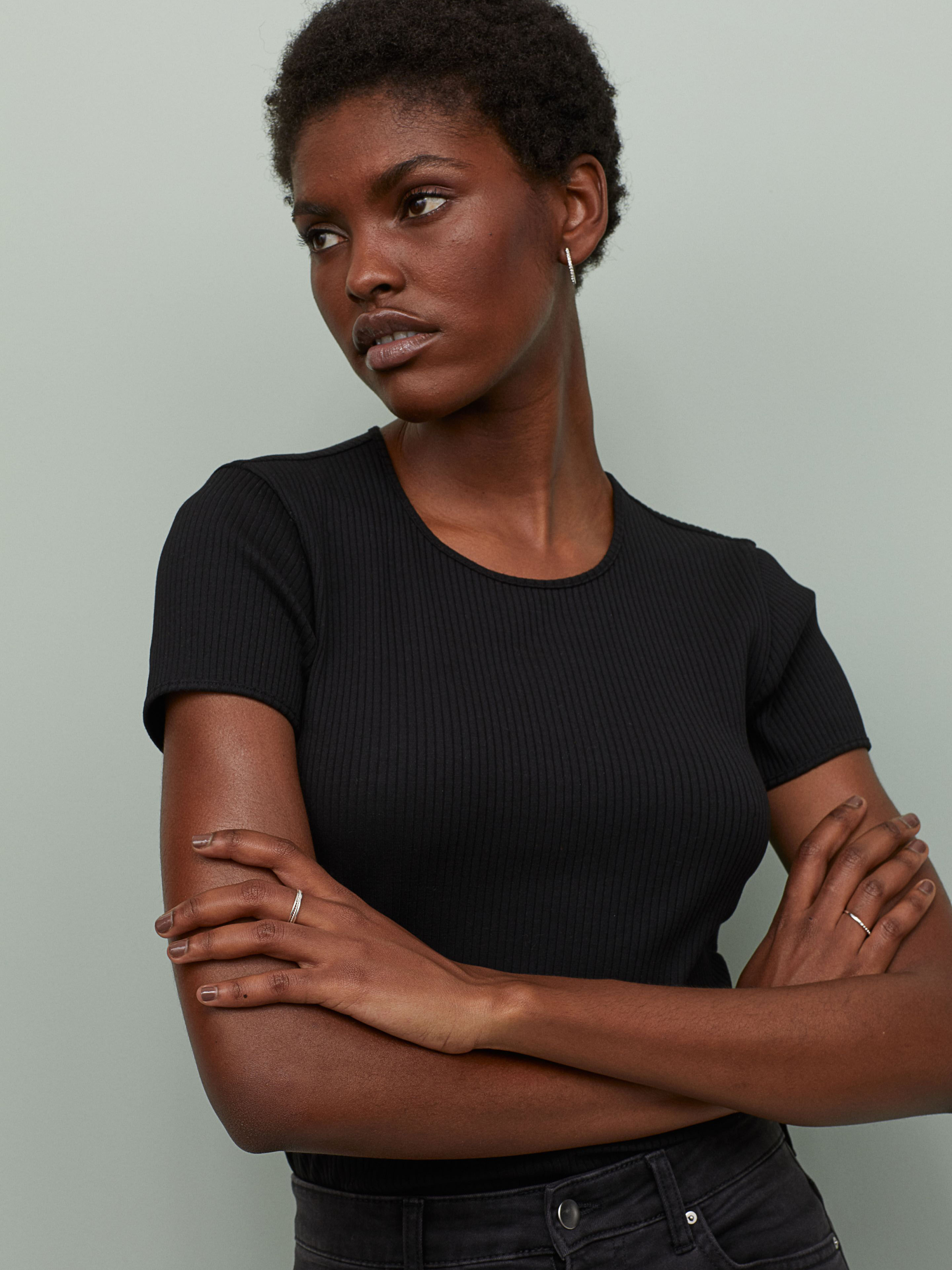 

Футболка H&M 0828047-1 M Черная (СА2000001893081)
