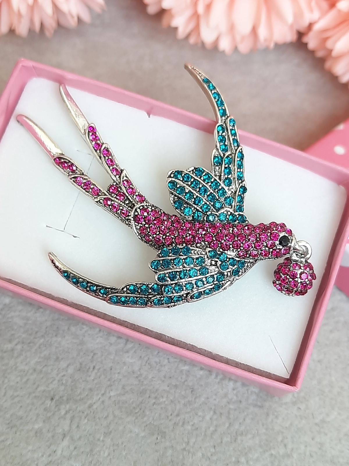 

Брошь кулон FASHION JEWELRY под винтаж Ласточка 6см*5см инкрустация кристаллами.