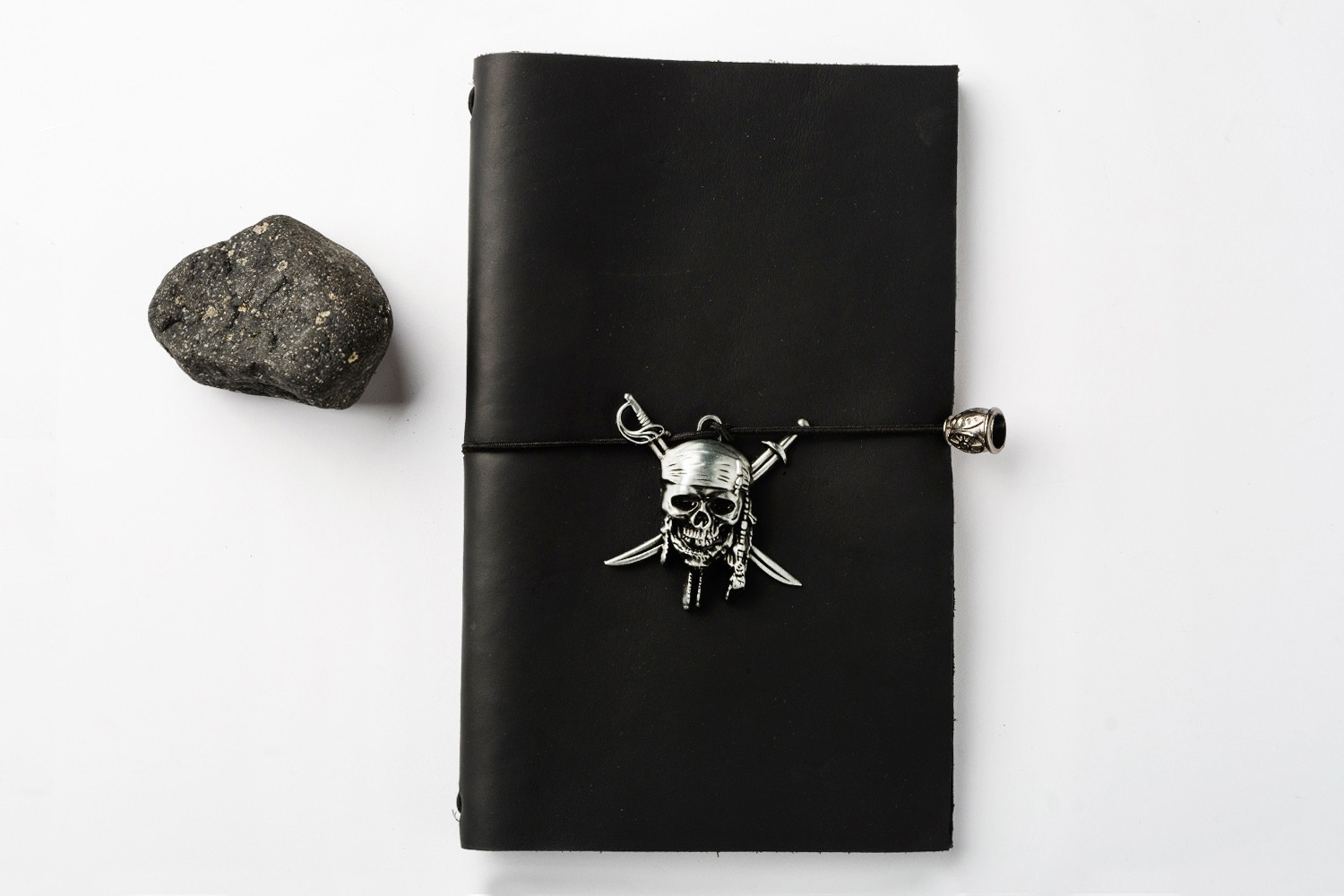 

Блокнот с кожаной обложкой Wild Черный (noteA6MetalScullBlack0001)