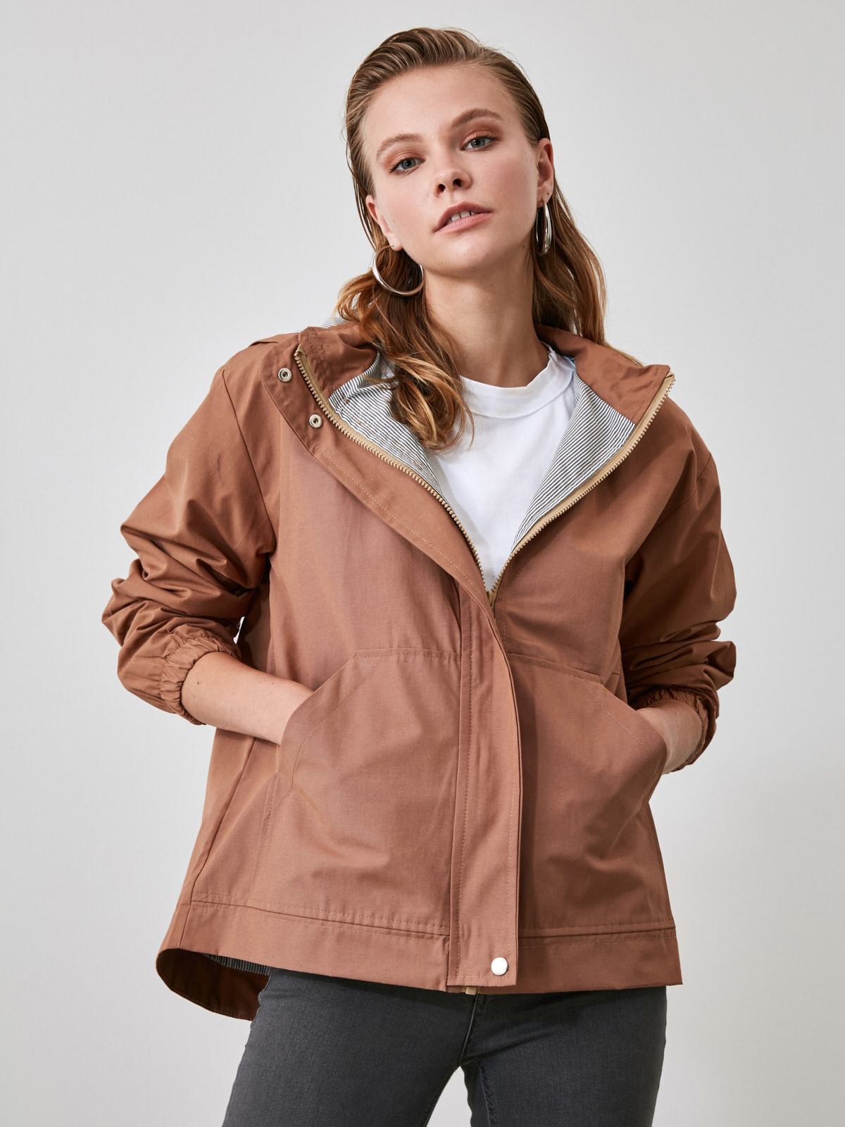 Ветровка с капюшоном женская Trendyol TWOSS20MO0027 XL Camel ...