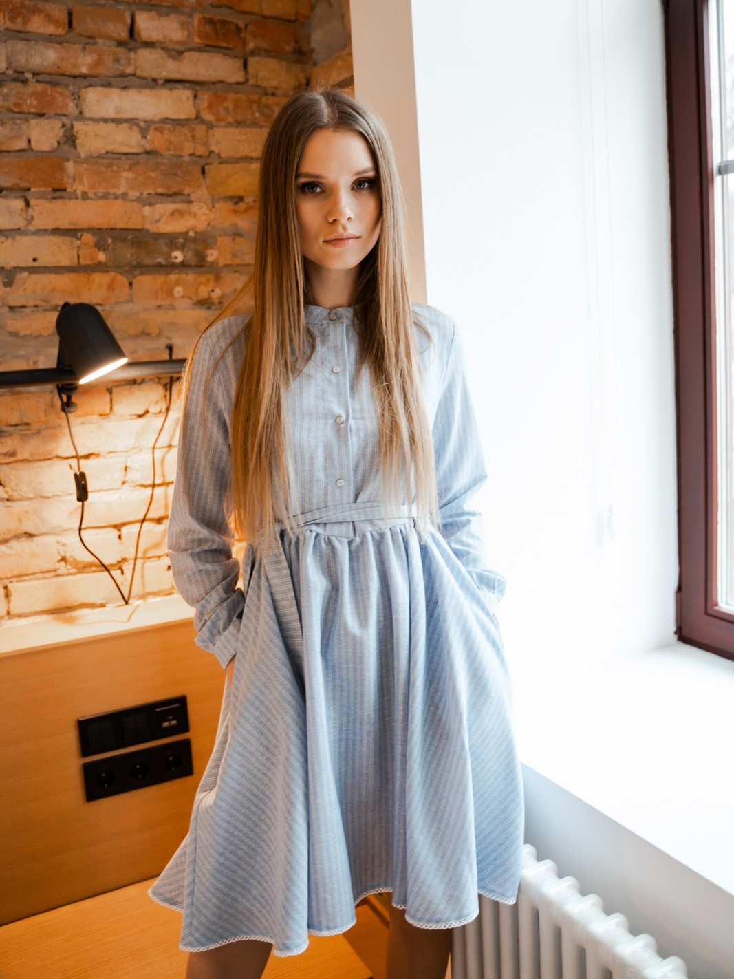 

Голубое платье с воротником стойкой