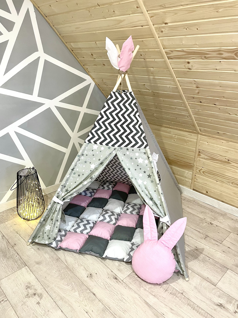 

Вигвам детский игровой iKids с мягким серо-розовым ковриком Зигзаг и Звезды серый +4 пера+1 декоративная подушка Зайка+ сумка для хранения