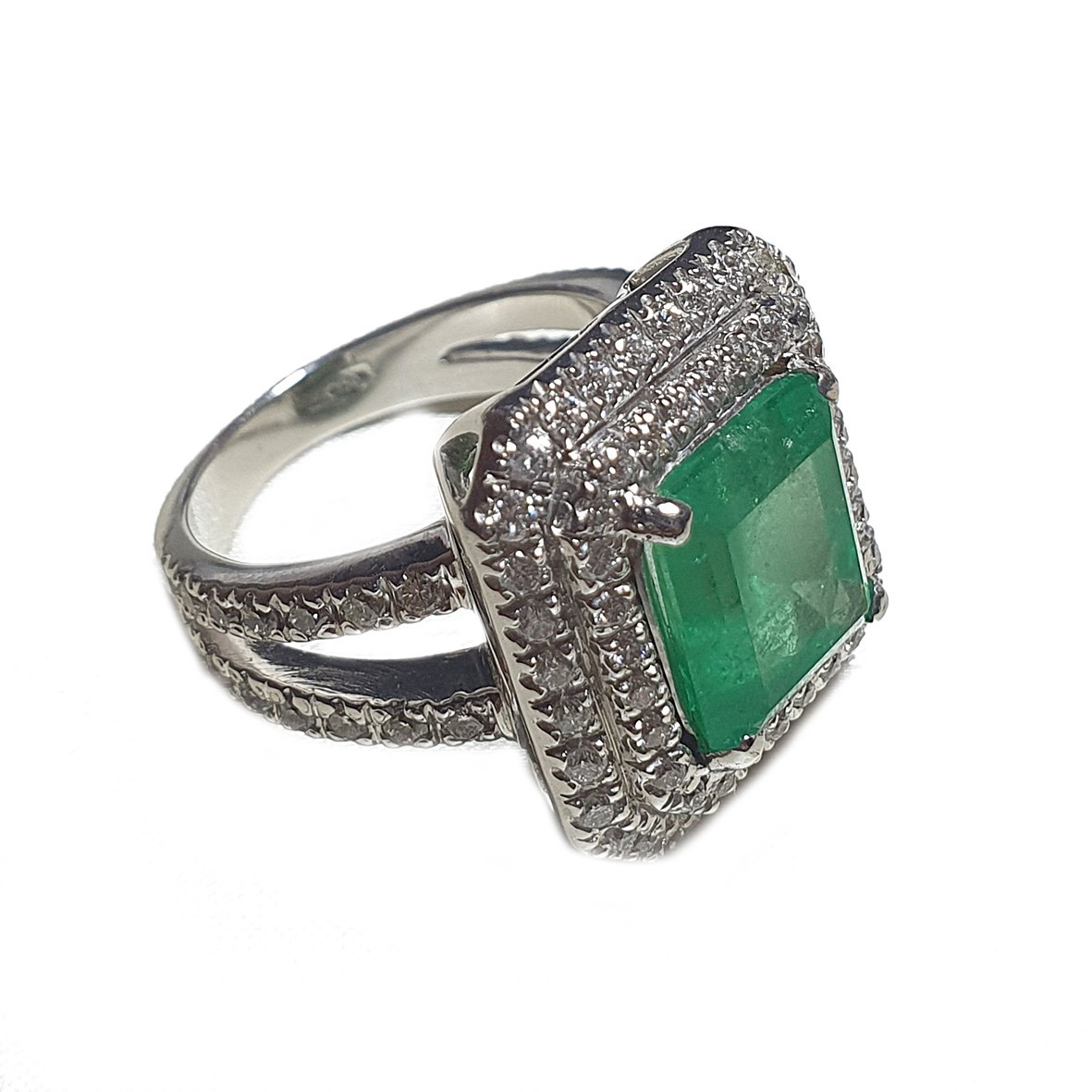 

Женское кольцо из белого золота (750) с бриллиантами 1,03ct и крупным изумрудом, Congress Diamond, Размер 18.0// PA007