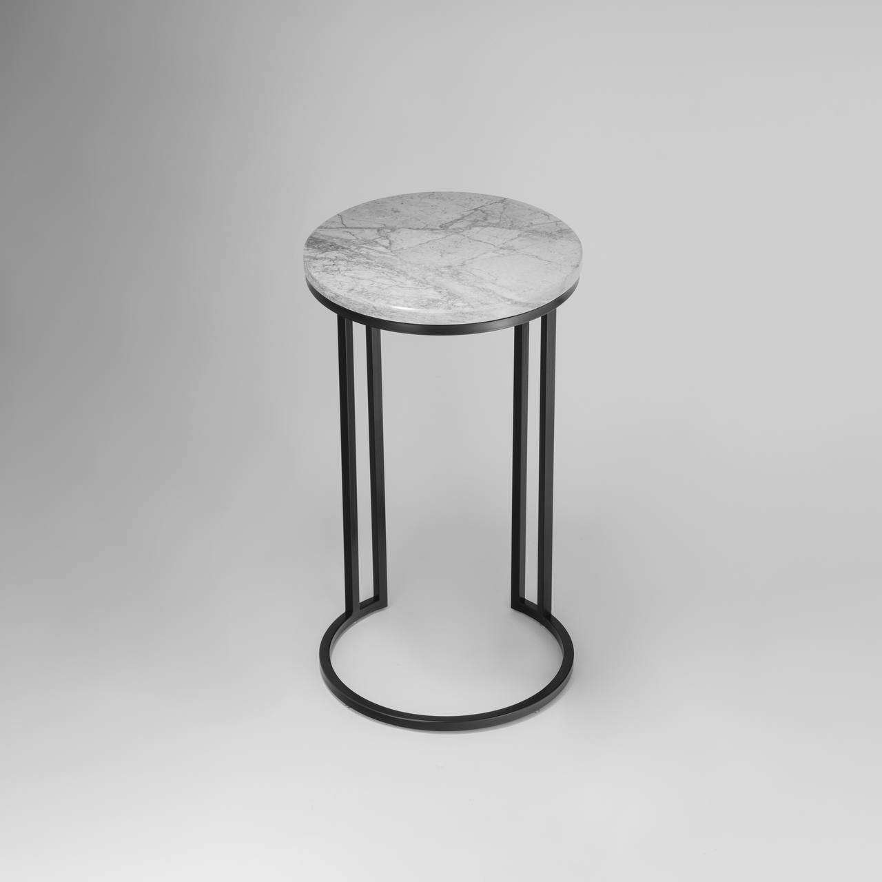 

Кофейный столик Marmo con Ferro - Bianco Carrara Marble белого цвета с матово черным, стальным основанием