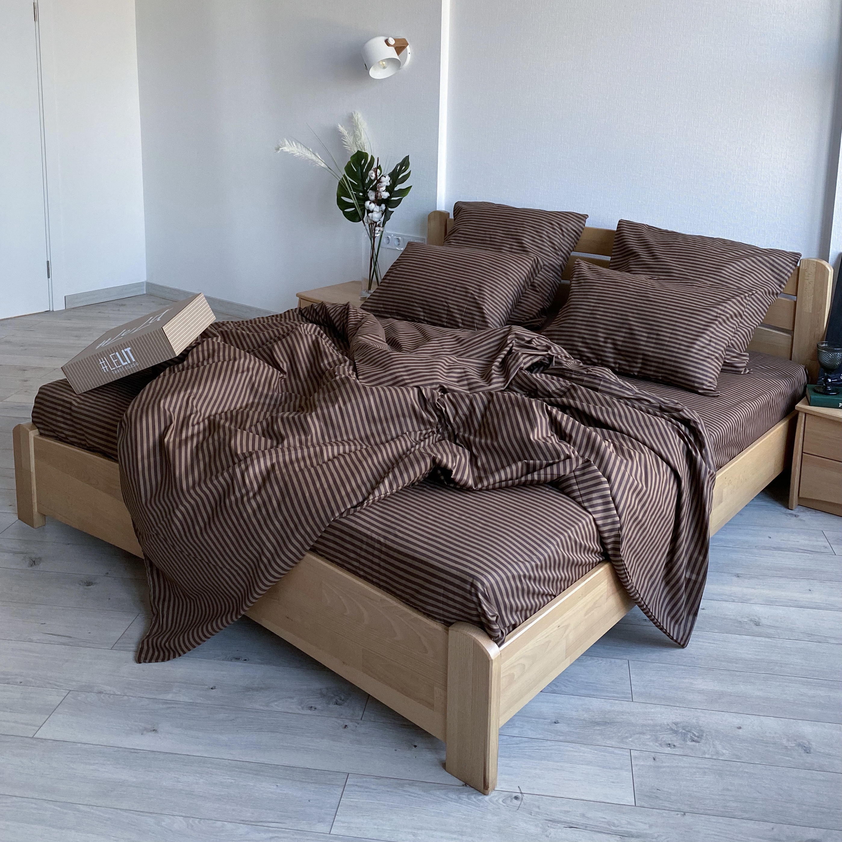 

Комплект постельного белья LeLit бязь коричневое в бежевую полоску 150 х 215 см Полуторное (Полуторное 1380/2)