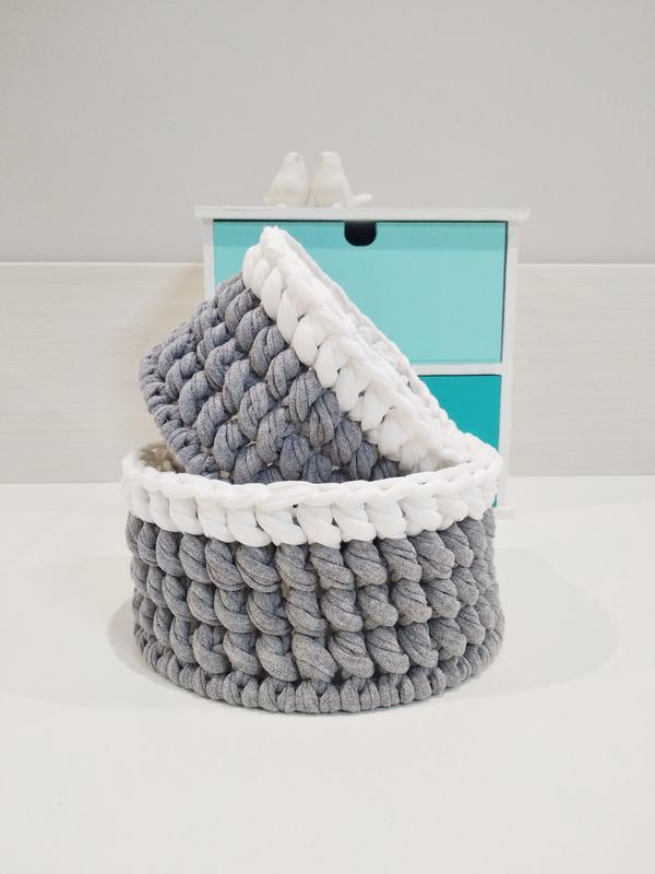 

Набор вязаных корзинок органайзеров подставок из трикотажной пряжи для хранения мелочей косметики украшений 2 штуки в наборе ручной работы (23591-Нов)