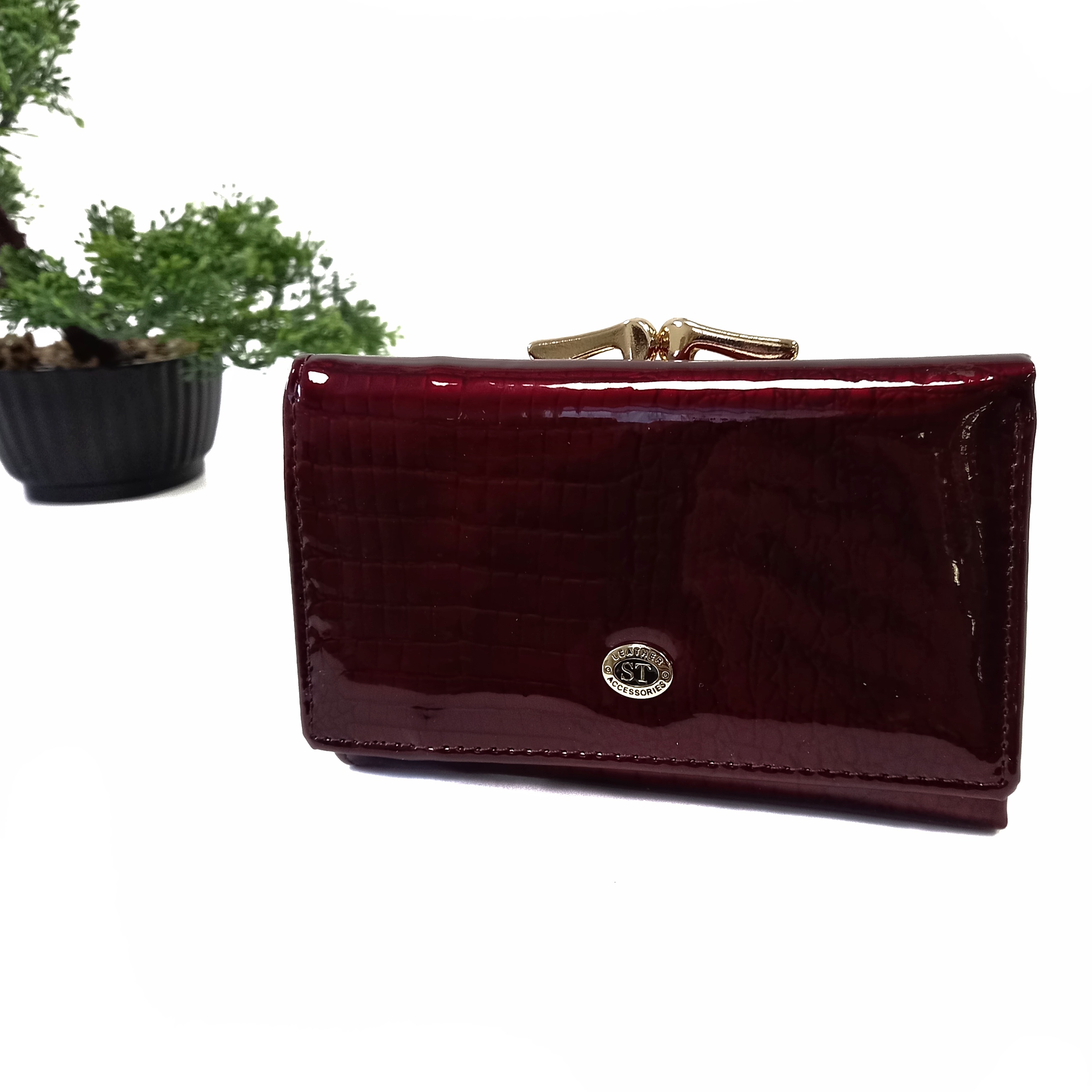 

Женский кожаный лаковый кошелек ST Leather Accessories бордовый S1201A Bordeaux