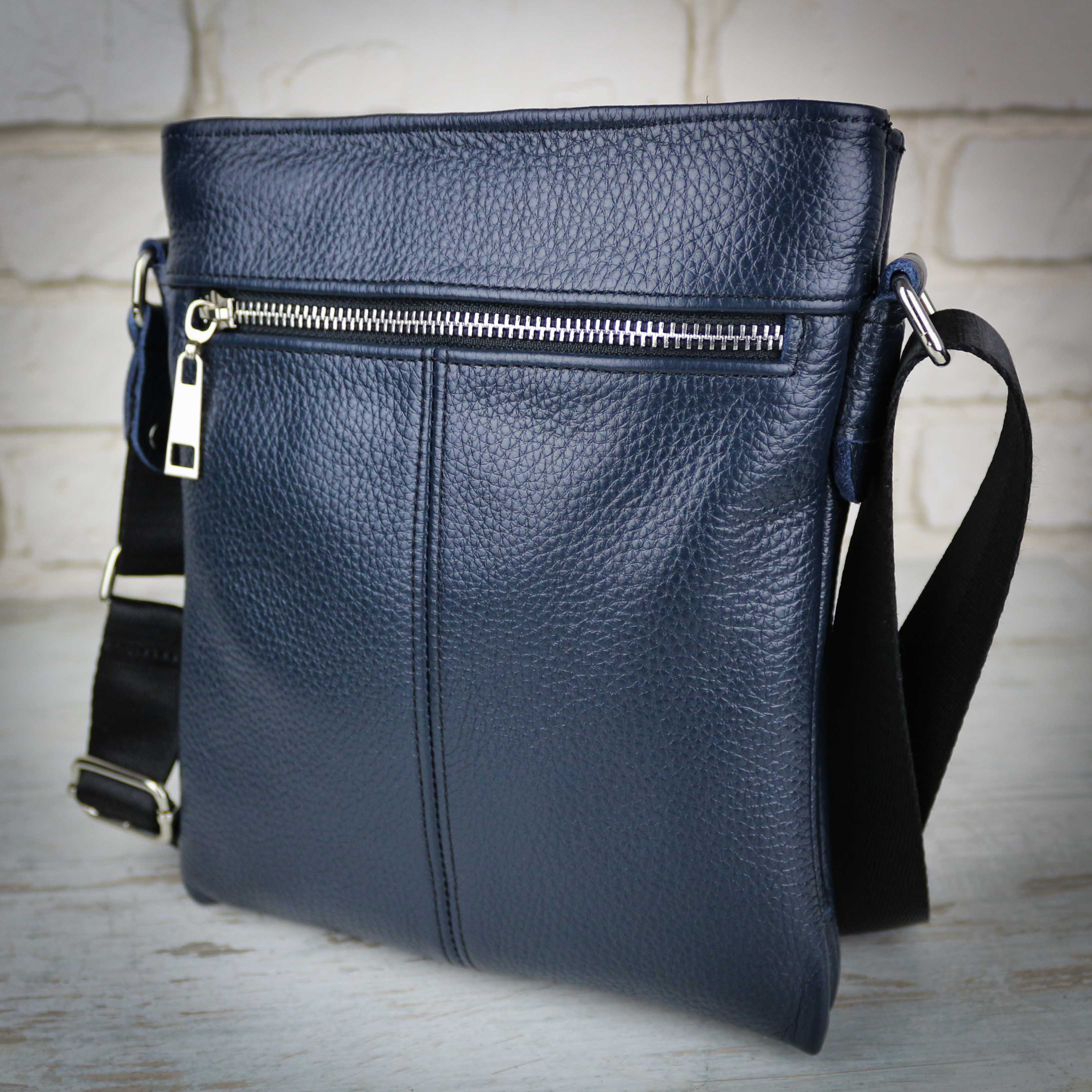 

Вертикальная кожаная сумка на три отделения Alvibag AV0204FL-BLUE