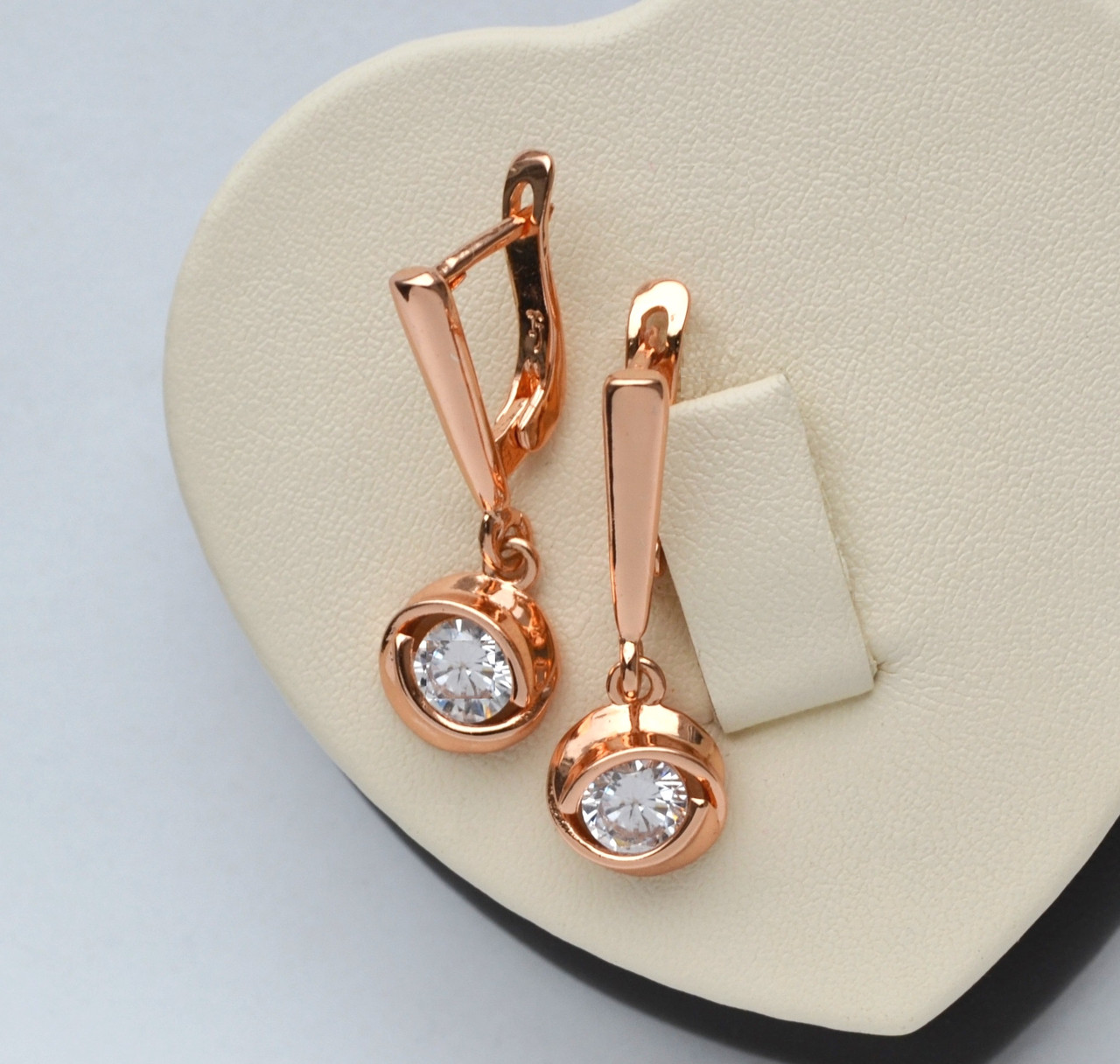 

Серьги FJ 82202195 с подвесками из белых кристаллов покрытие розовым золотом 18к.