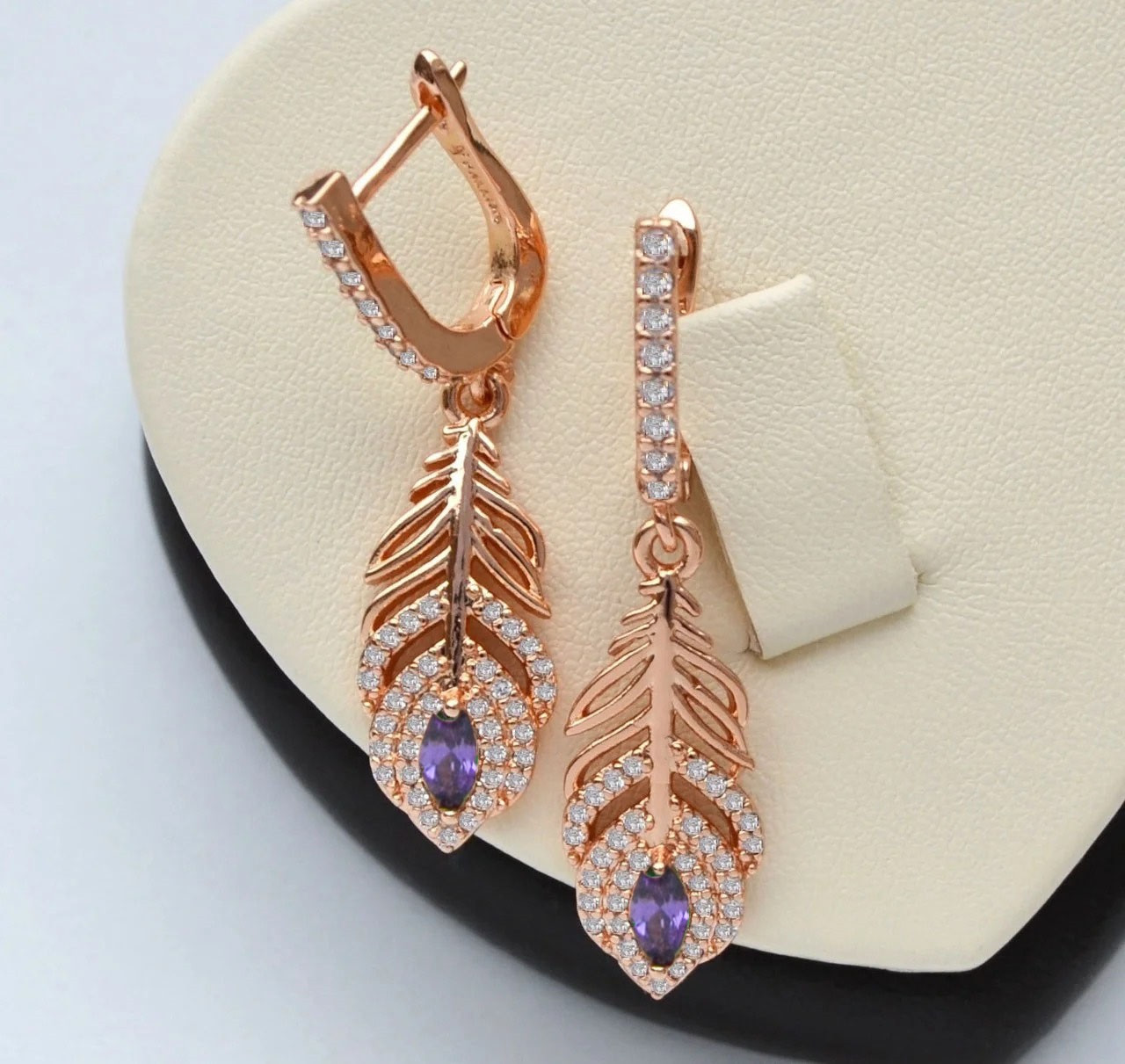 

Серьги FJ 82201443-12 Перышки с фиолетовыми цирконами покрытие розовым золотом 18к.