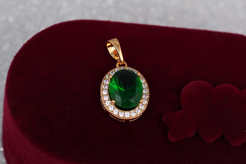 

Кулон Xuping Jewelry зеленый камень в кругу камней 1.5 см золотистый