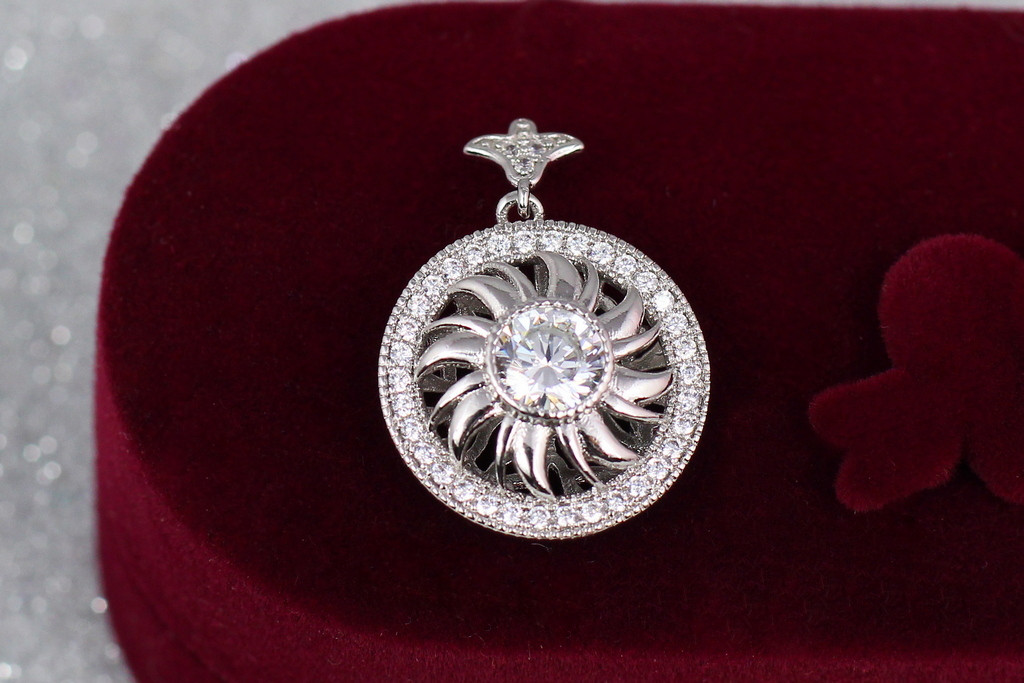 

Кулон Xuping Jewelry версаче с крупным камнем в середине 1.7 см серебристый