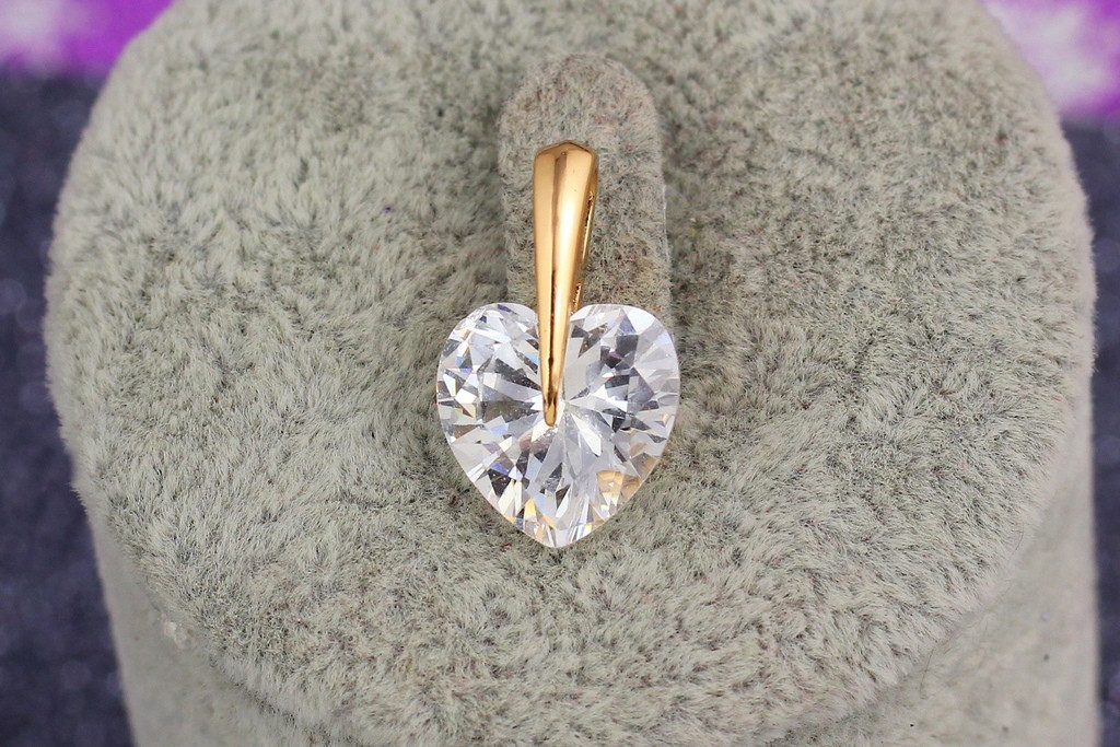 

Кулон Xuping Jewelry сердечко с белым крупным камнем 1.3 см для тонкой цепи золотистый