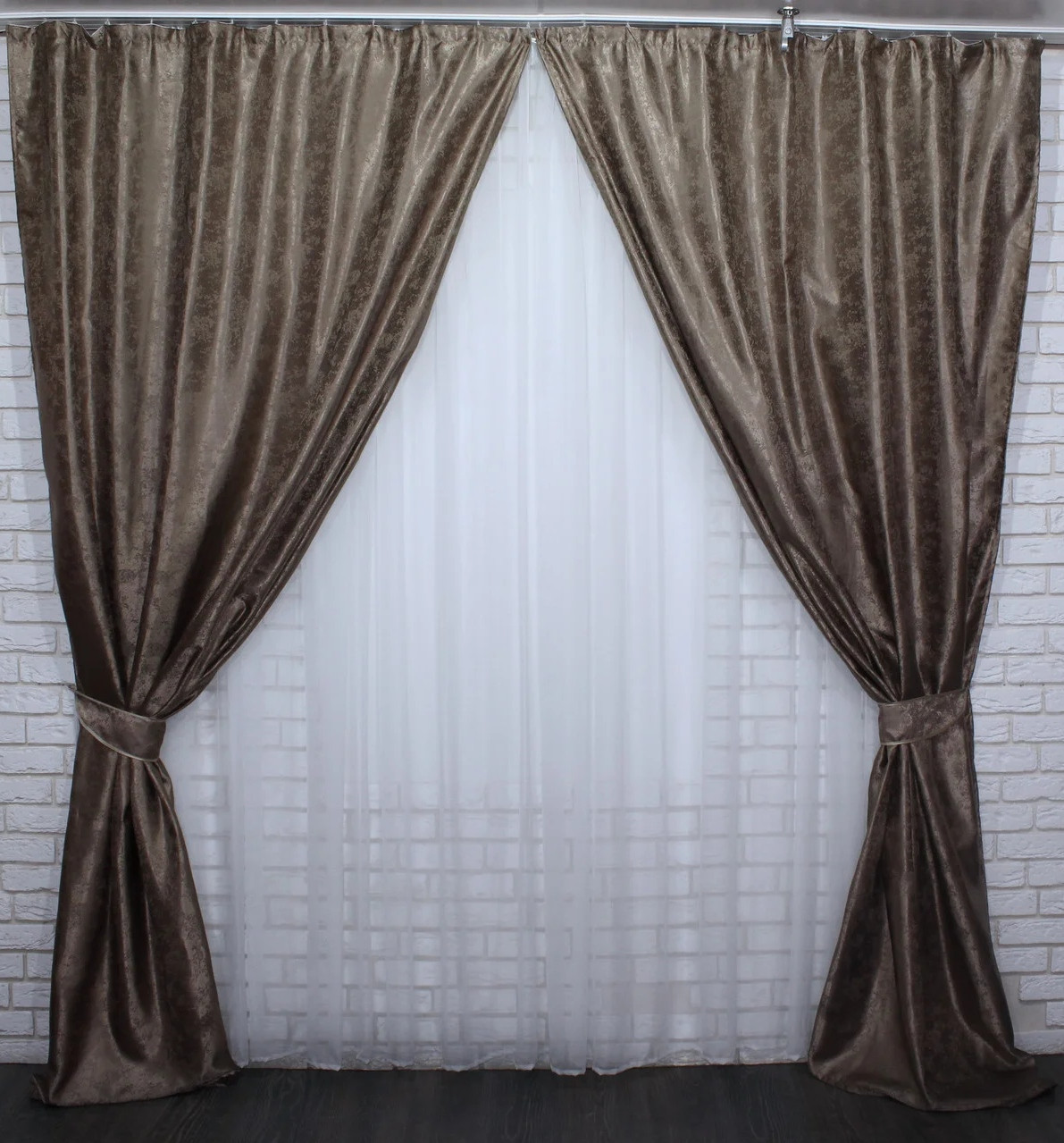 

Комплект жаккардовых штор Chtextil . Ширина каждой шторы по 2м Венге