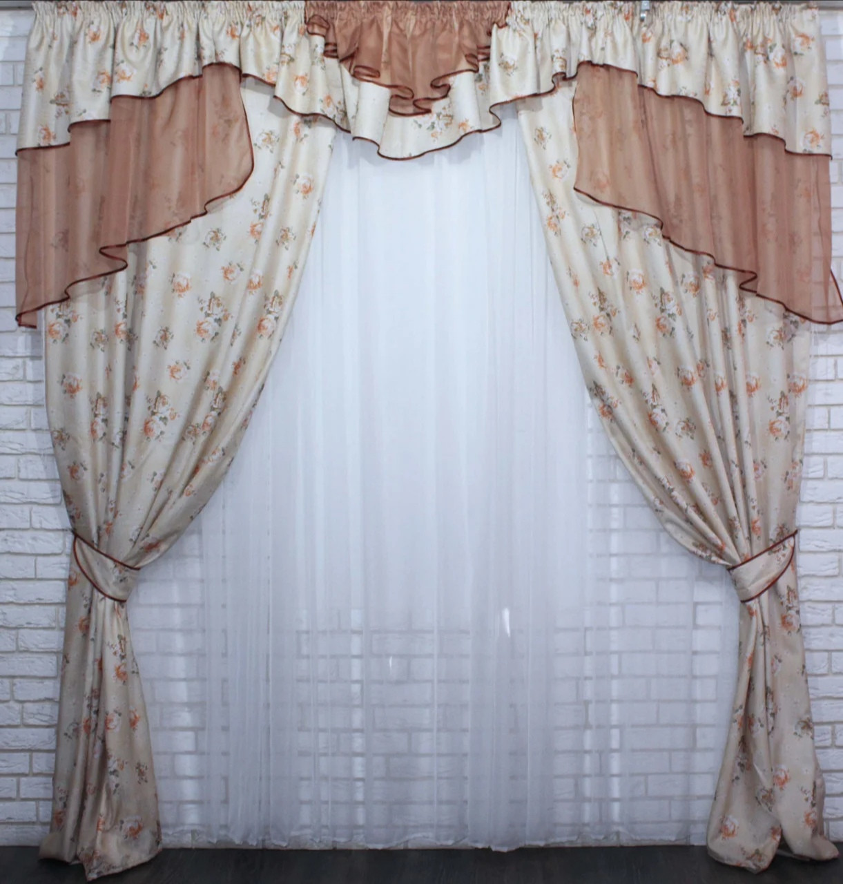 

Шторы с ламбрекеном Chtextil на карниз 3м. Светло-коричневый с цветочным принтом