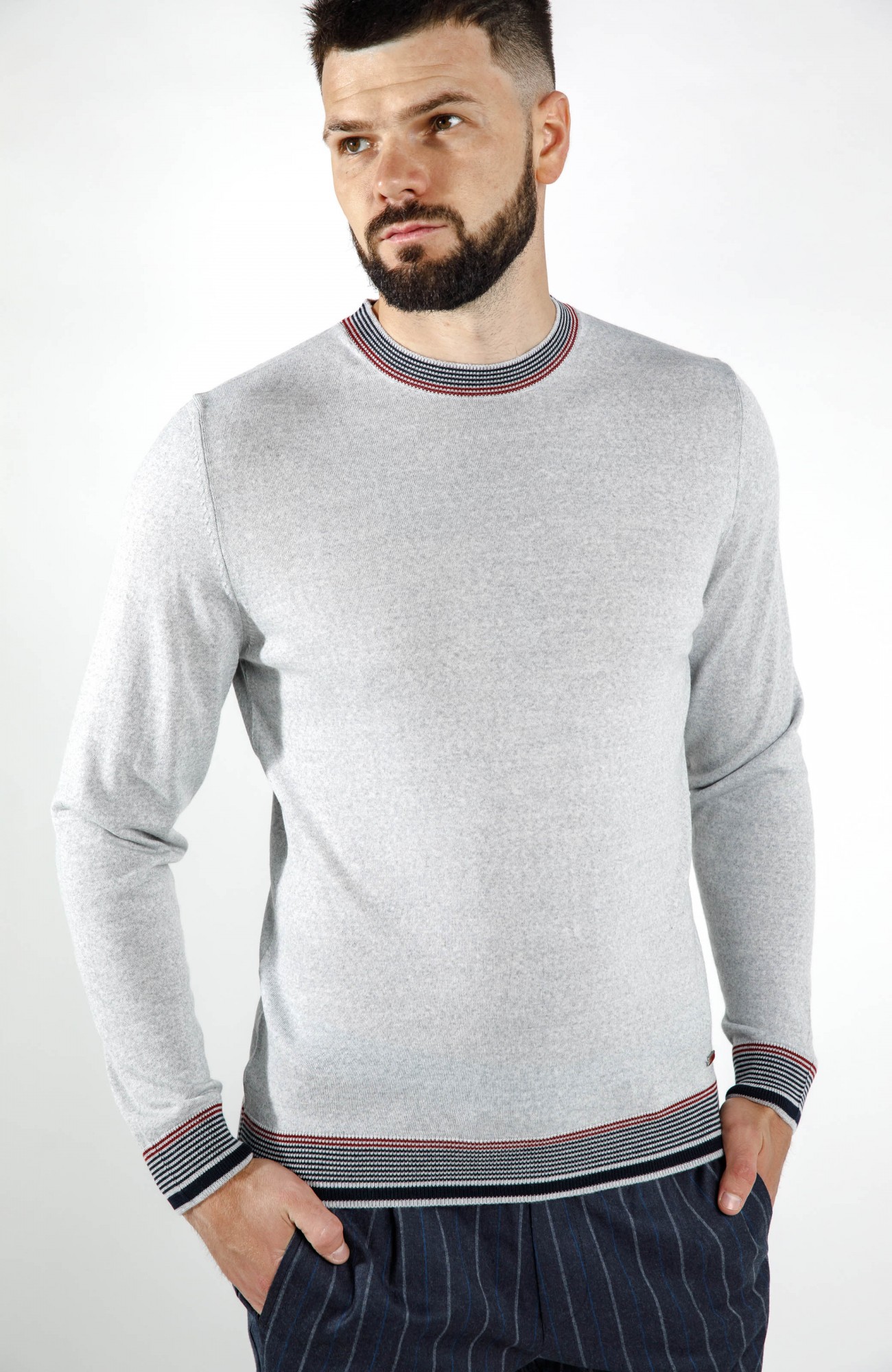 

Свитер шерстяной Cortigiano in Bottega  Серый с синими и красными полосками на манжетах, Свитер шерстяной Cortigiano in Bottega XL Серый с синими и красными полосками на манжетах