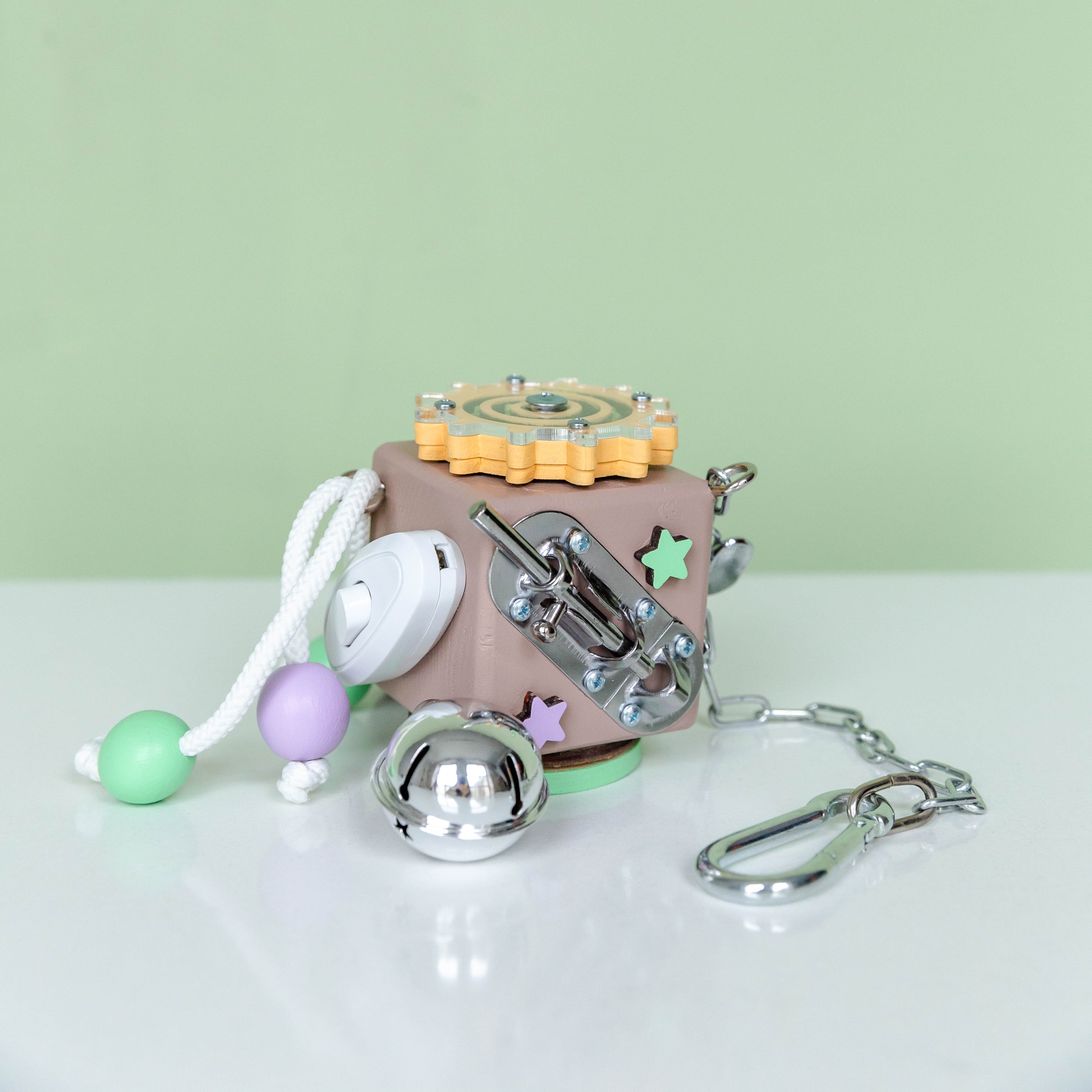 

Бизиборд BusyKids Бизикубик Коричневый Миникуб 7х7см (KM24025)