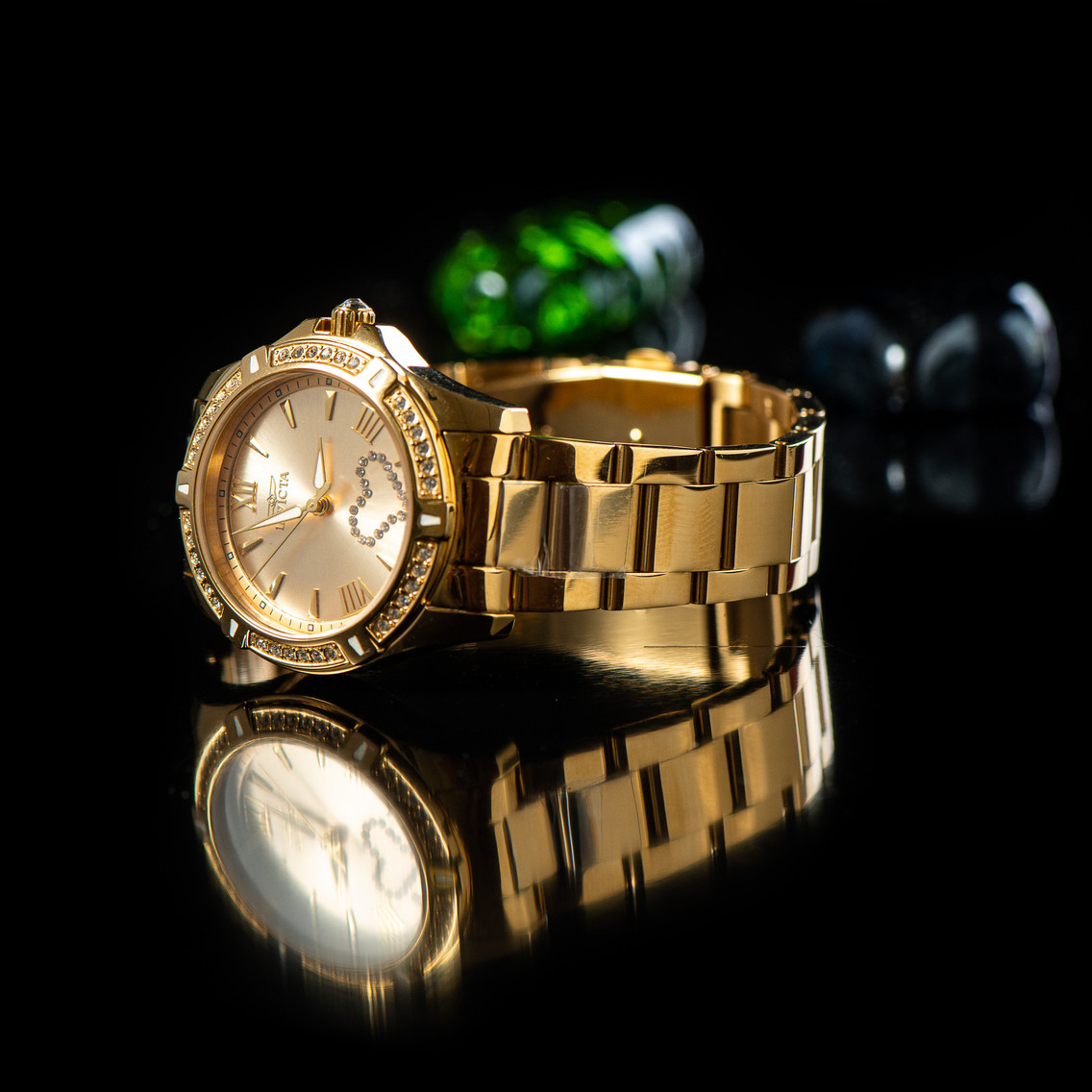 

Американские женские кварцевые наручные часы Invicta 21384