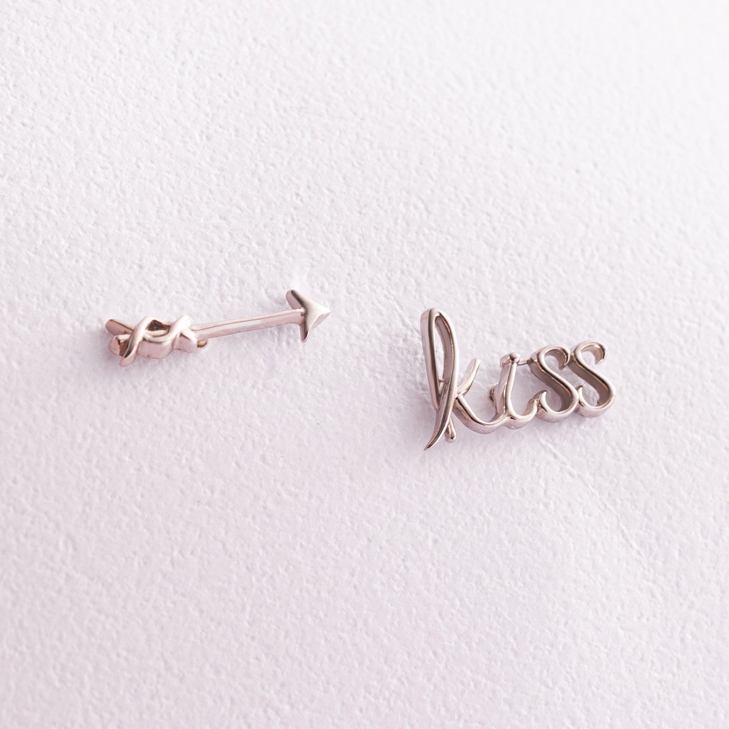 

Серьги - пусеты "Kiss" в белом золоте с07674 Оникс